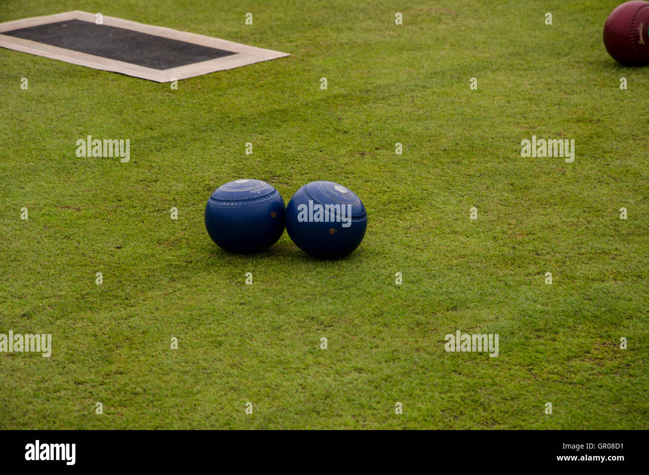 Dieses Bild zeigt einige Bowling-Kugeln und eine Matte im Lawn Bowls verwendet. Aufgenommen am 20. August 2016 bei Portstewart, Nordirland Stockfoto