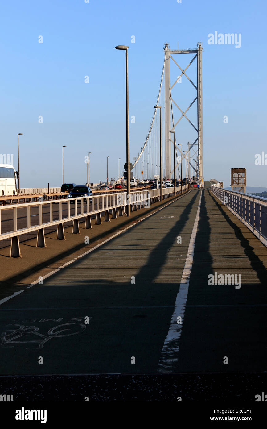 Zweispurige Straße von Forth Road Bridge, entnommen aus North Queensferry, Lothian, Schottland, Vereinigtes Königreich Stockfoto