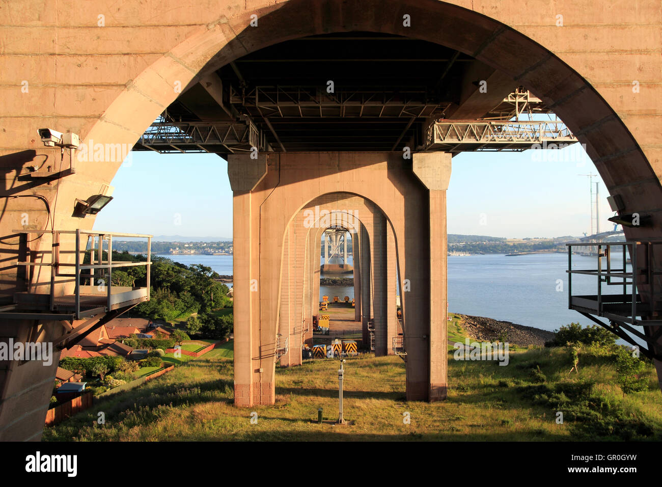 Unterseite der Forth Road Bridge, entnommen aus North Queensferry, Lothian, Schottland, Vereinigtes Königreich Stockfoto