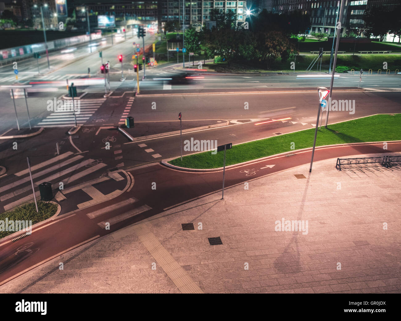 Kreuzung und schnellen Fahrzeugen in der modernen Stadt bei Nacht Stockfoto