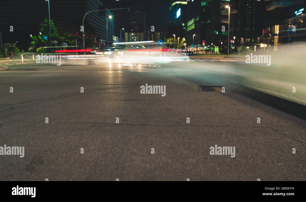 Schnellen Datenverkehr in der modernen Stadt bei Nacht Stockfoto