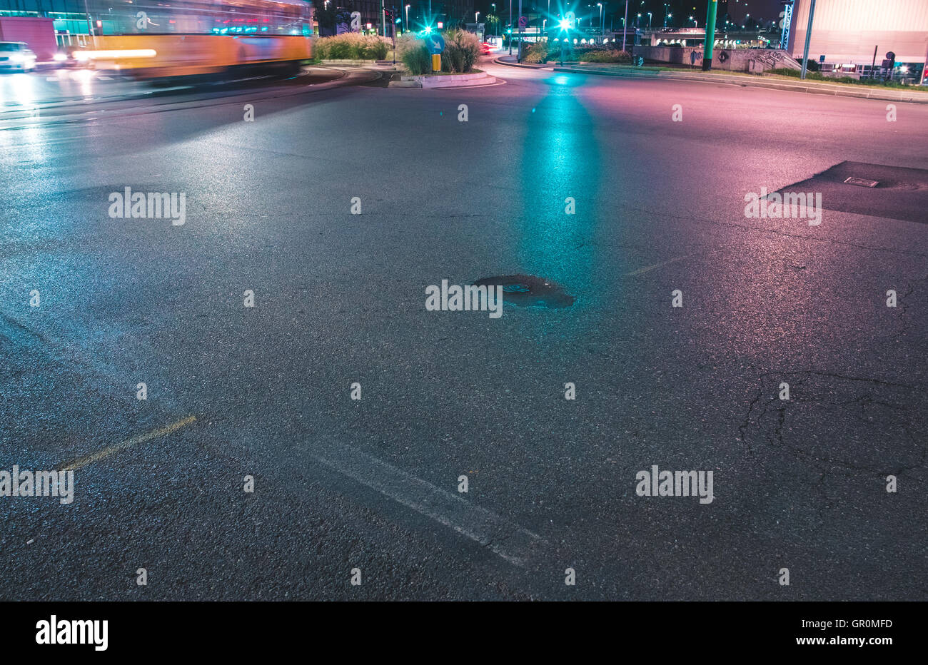 Schnellen Fahrzeugen auf einer Straße Stockfoto