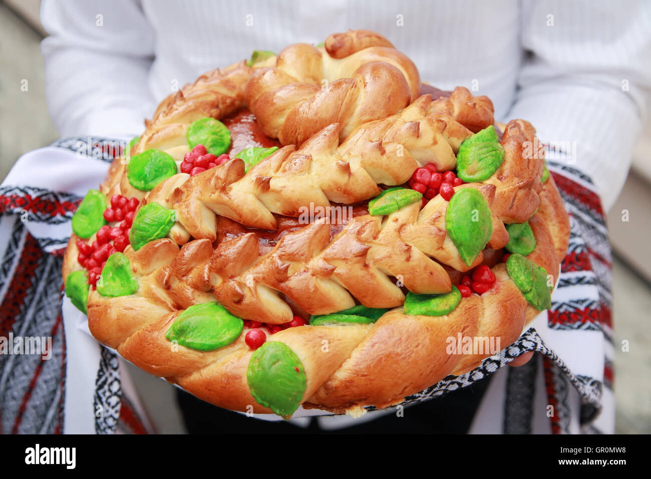 Mann hält Hochzeit Brot auf einem Handtuch, Nahaufnahme Stockfoto