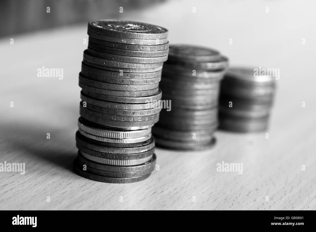 Stapel von Münzen auf Holztisch nah oben, schwarz / weiß Foto von russischen Rubel Stockfoto