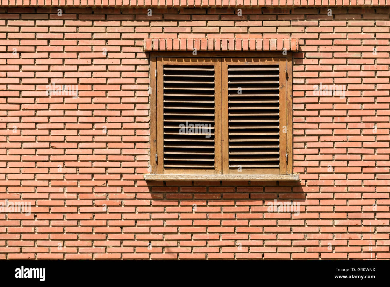 Einfaches Haus Fenster auf roten Backsteinmauer Stockfoto