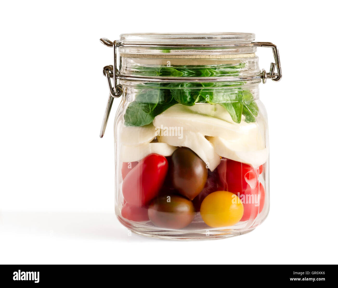 Geschichtete Caprese-Salat in einem geschlossenem Deckel Mason Glas isoliert auf weiss Stockfoto