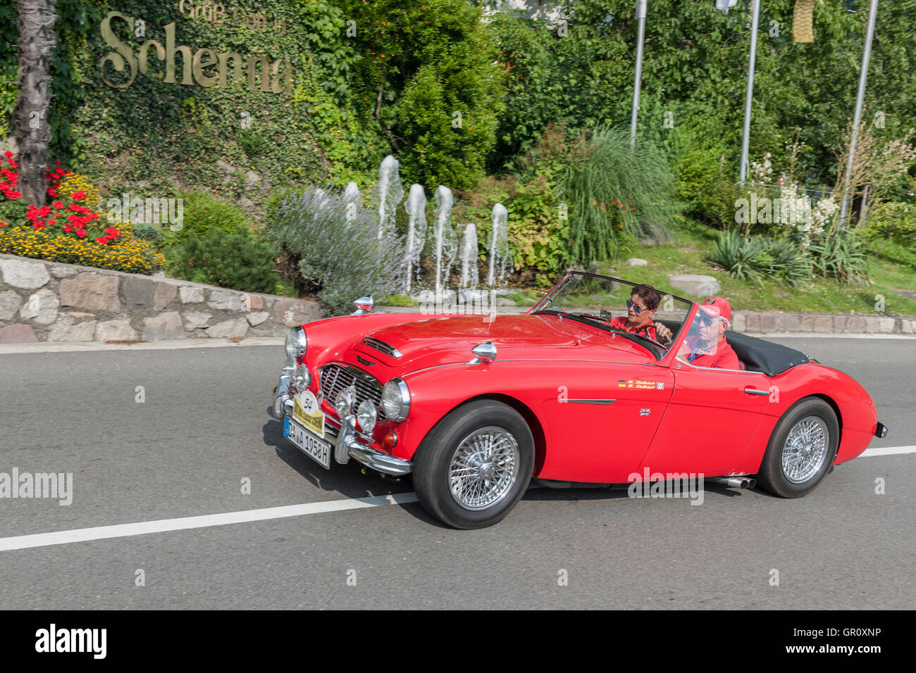 Schenna, Italien - 8. Juli 2016: Austin Healey 100-6 BN 4 unterwegs in Richtung Schenna Schenna Dorf Stockfoto