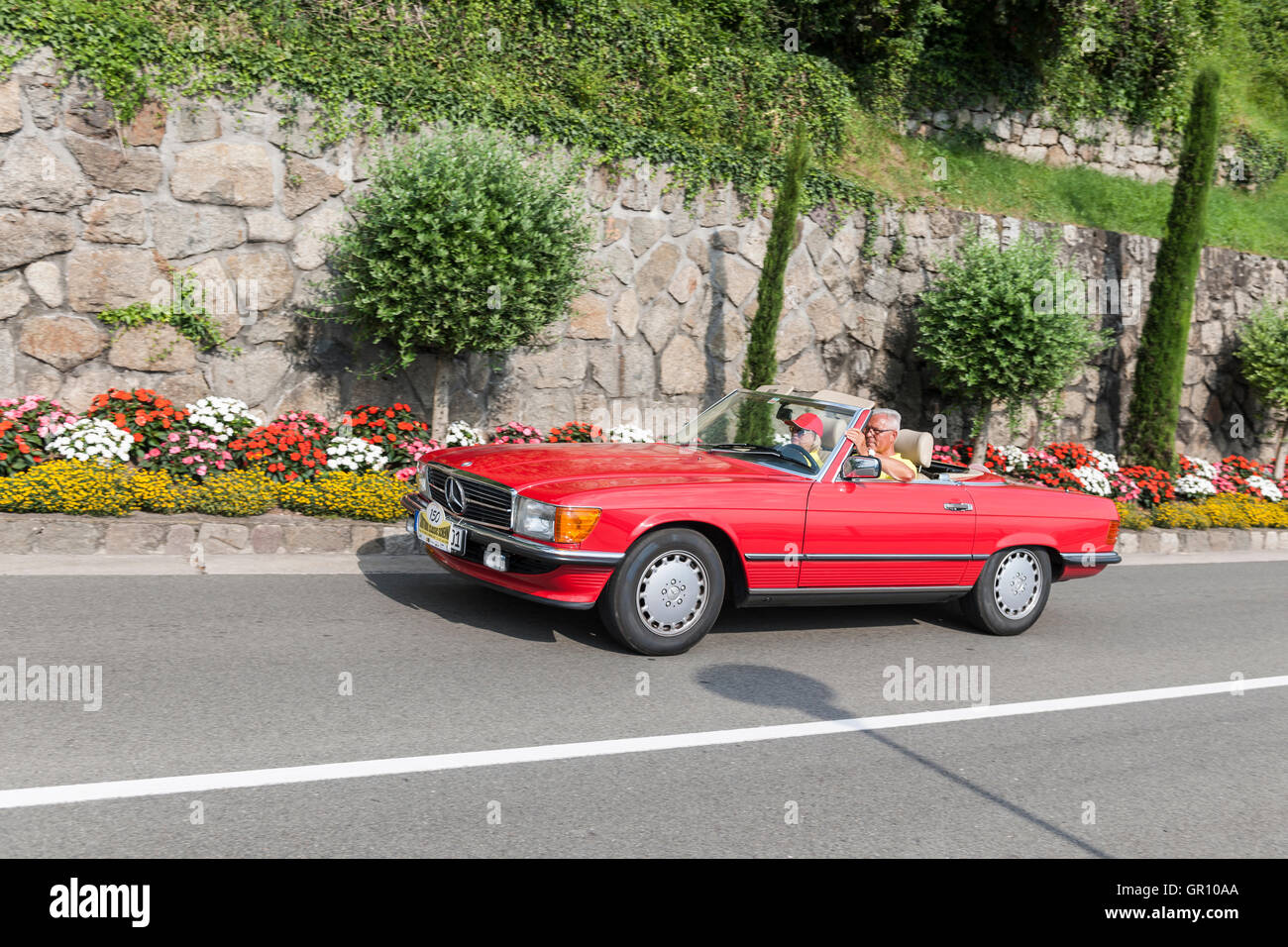 Schenna, Italien - 8. Juli 2016: Mercedes 280 SL R 107 Scena Straße in Richtung Schenna Dorf Stockfoto