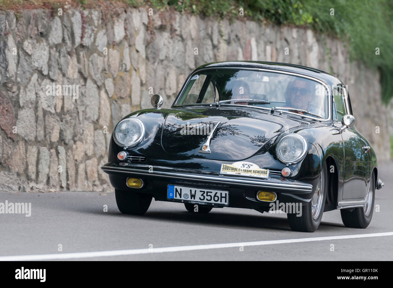 Schenna, Italien - 8. Juli 2016: Porsche 356 SC Schenna Straße in Richtung Schenna Dorf Stockfoto