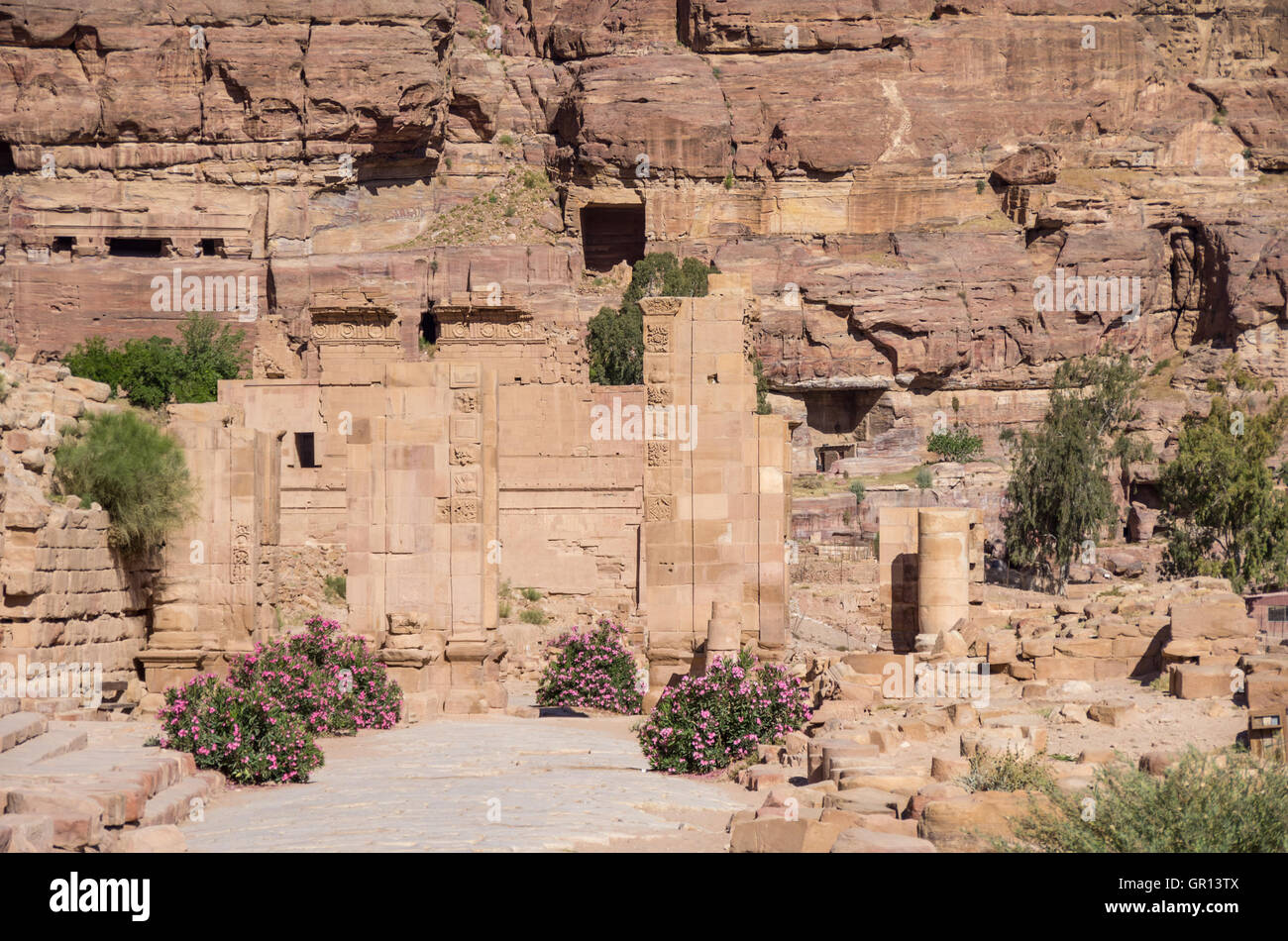 Das Hadrianstor (Temenos) und der Cardo Maximus in Petra. Qasr al-Bint im Hintergrund. Petra, Jordanien Stockfoto