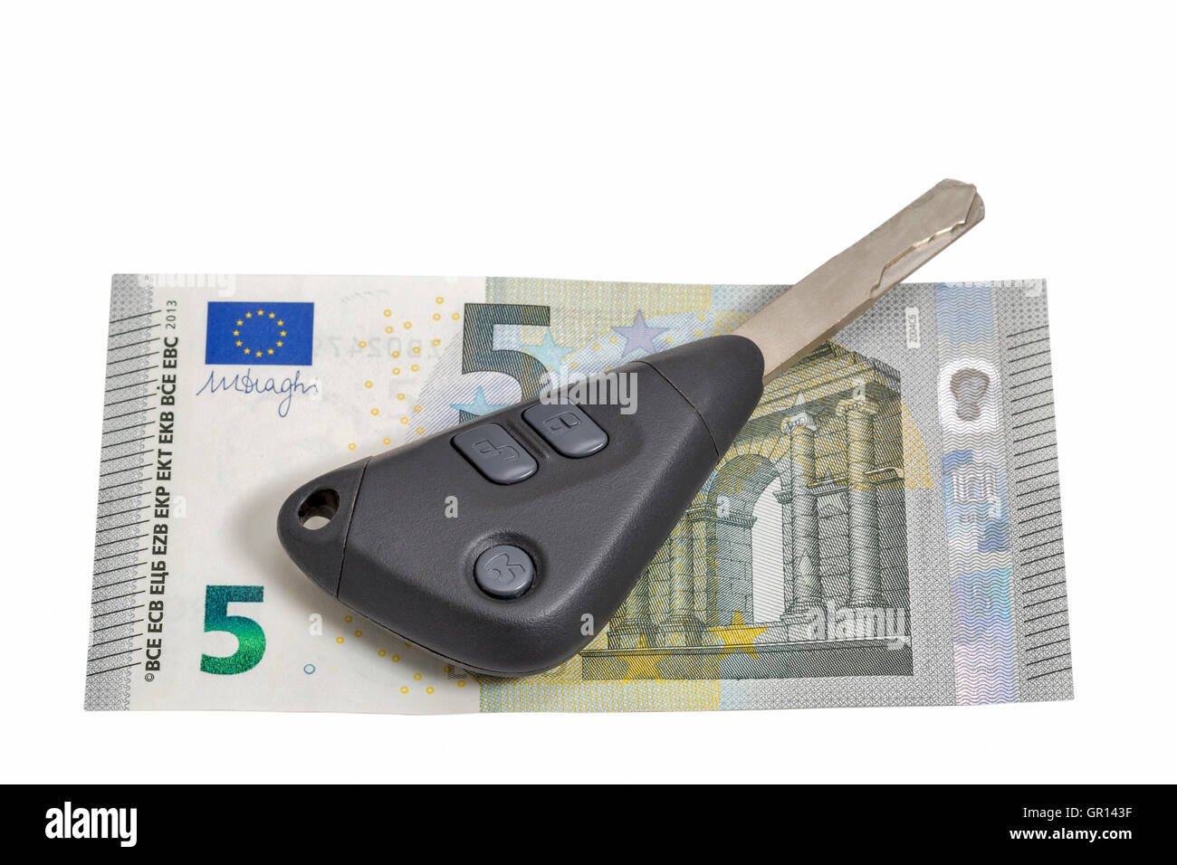 5 Euro-Banknote und Auto Schlüssel isoliert auf weißem Closeup mit Textfreiraum Stockfoto