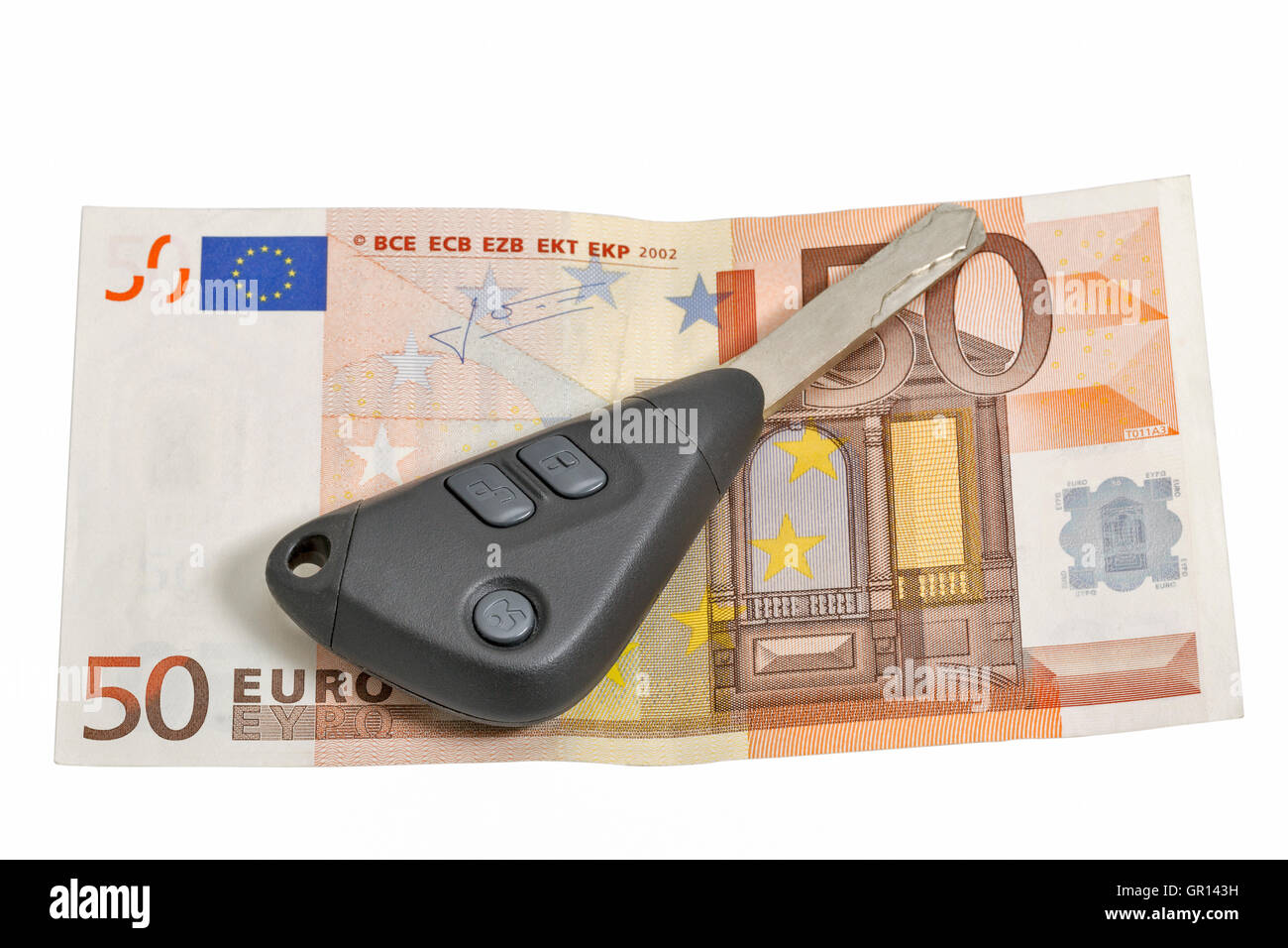 50 Euro-Banknote und Auto Schlüssel isoliert auf weißem Closeup mit Textfreiraum Stockfoto