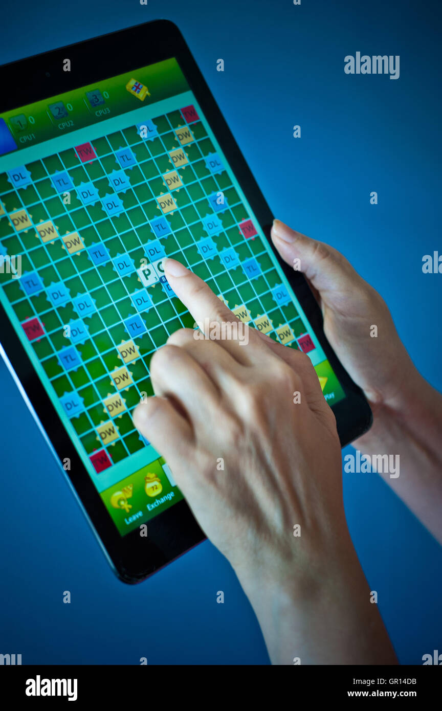 Scrabble spielen auf dem Tablet iPad Stockfoto