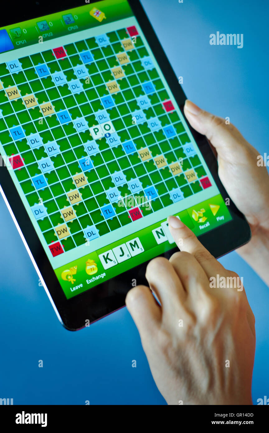 Scrabble spielen auf dem Tablet iPad Stockfoto
