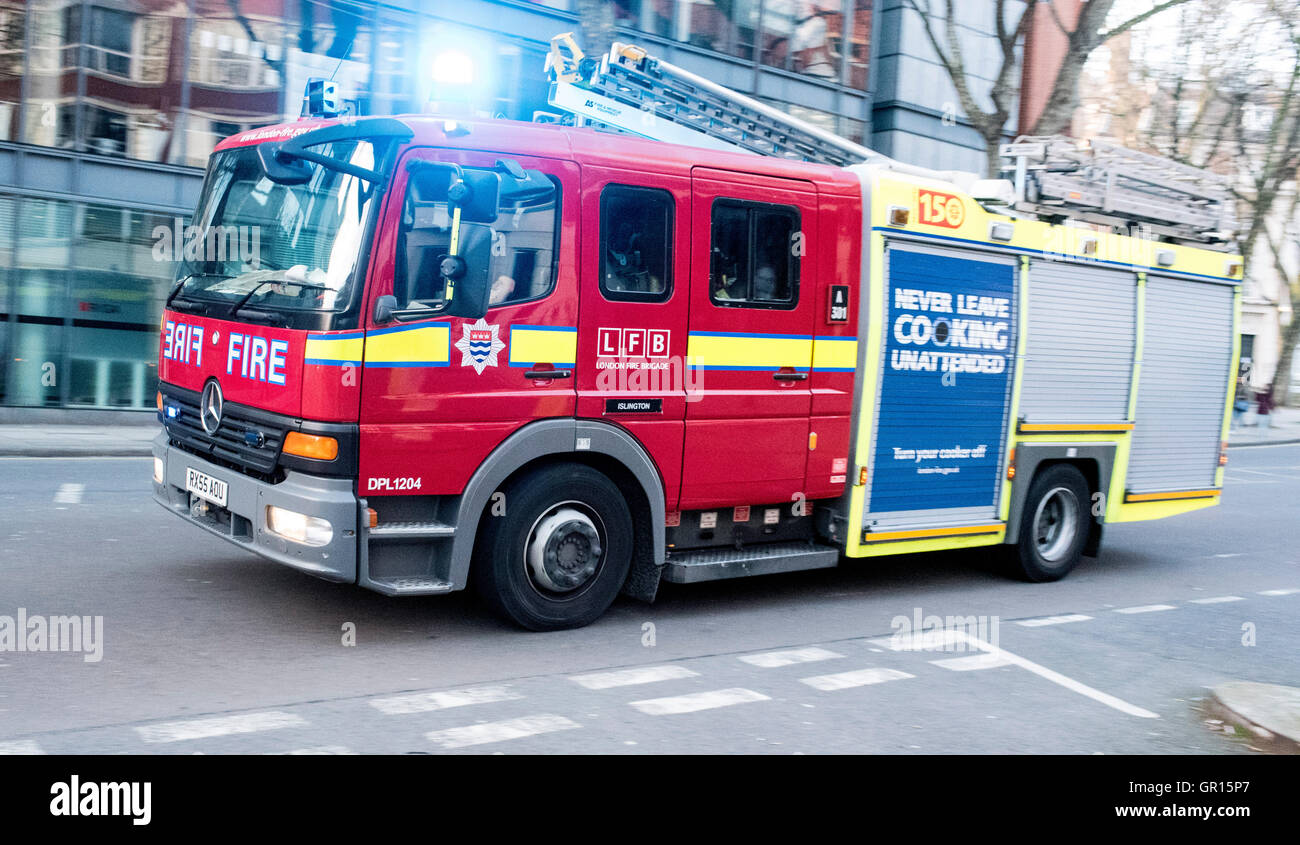 Londoner Feuerwehr Motor auf Anruf blaues Licht Stockfoto