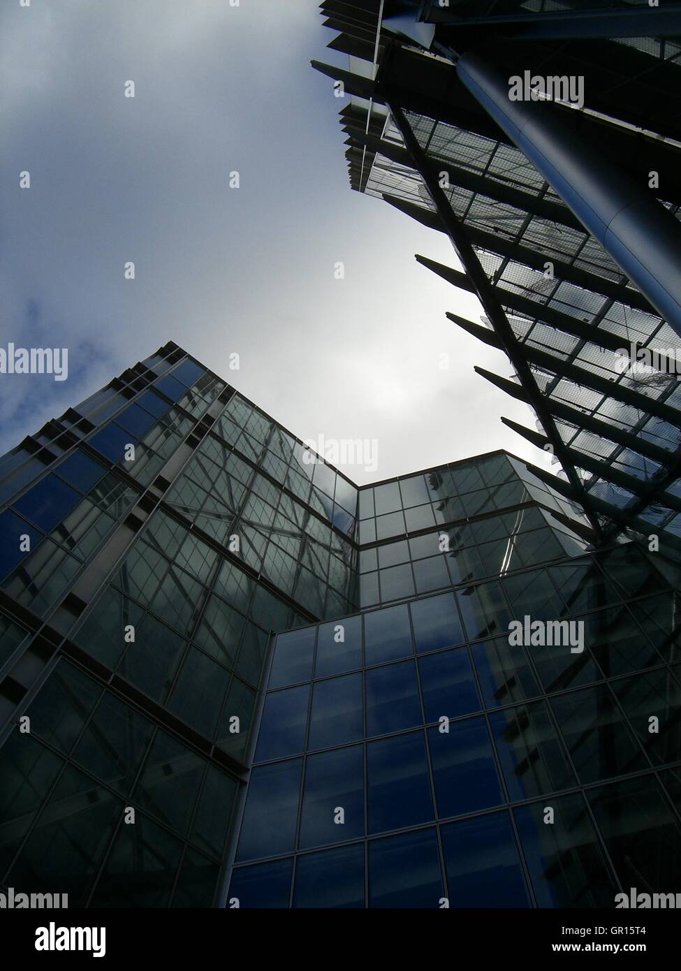 Eine Reihe von Glasgebäuden mit einem grauen Himmel blickte Stockfoto