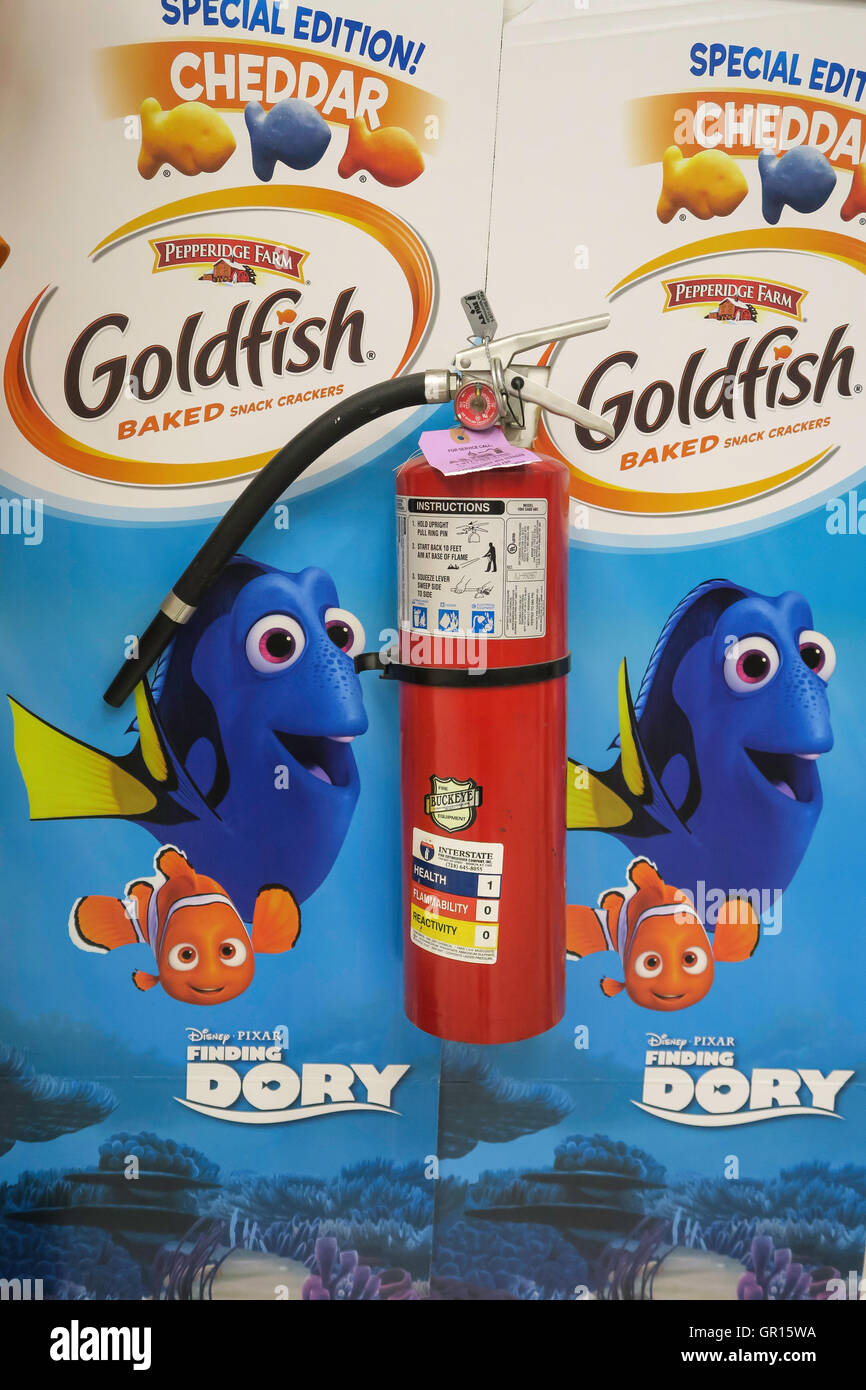 Special Edition Dory Disney Goldfish Crackers Filmplakat verputzt, um eine Wand montierten Feuerlöscher, Kmart, NYC, USA Stockfoto