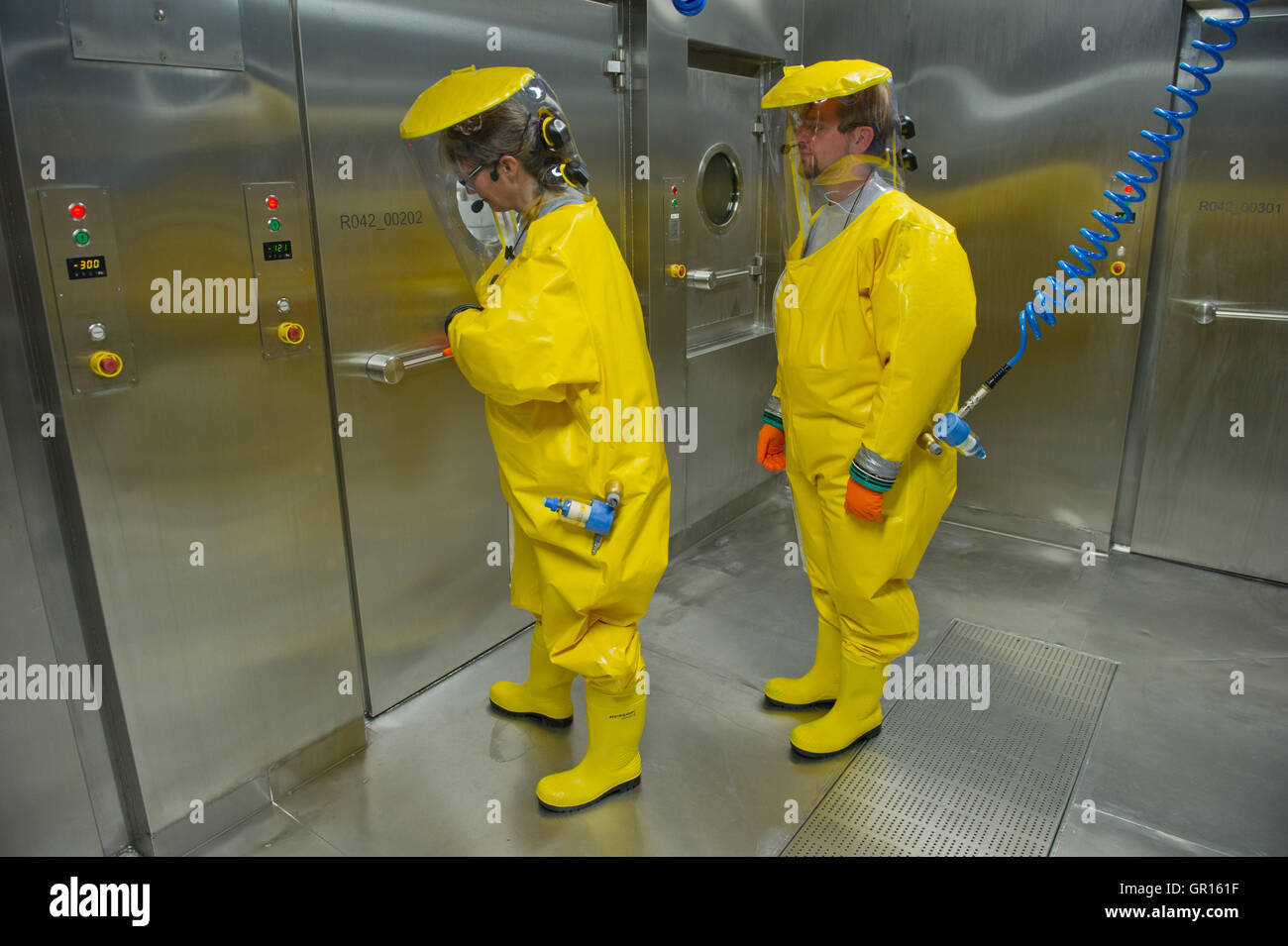 Riems, Deutschland. 5. Sep, 2016. Tierarzt mit dem Friedrich-Loeffler-Institut, Anne Balkema-Buschmann und Tierpfleger Matthias Jahn (l-R) das Personal Air Lock in die Sicherheitsstufe L4 Forschung auf der Durchreise in die Insel Riems, Deutschland, 5. September 2016 zu vergießen. Die neuen Hochsicherheits-Labors des Instituts für Tiergesundheit sind mit der Forschung beginnen. Foto: Stefan Sauer/Dpa/Alamy Live News Stockfoto