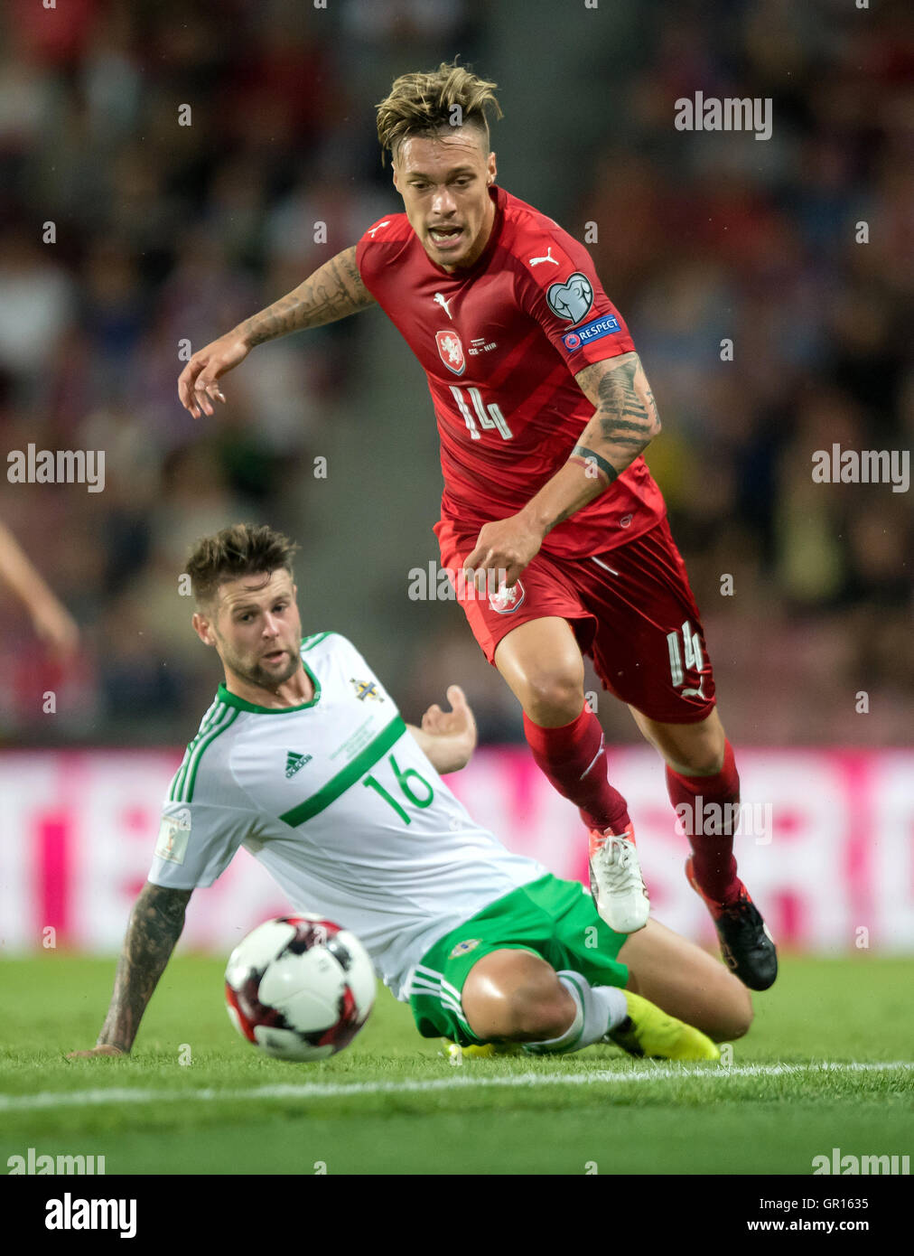 Vaclav Kadlec (Tschechien) gegen Oliver Norwood (Nordirland) während der WM-European Qualifying-Fußballspiel zwischen der Tschechischen Republik und Nordirland in Prag, Tschechische Republik, 4. September 2016. Foto: Thomas Eisenhuth/Dpa - NO-Draht-Dienst- Stockfoto