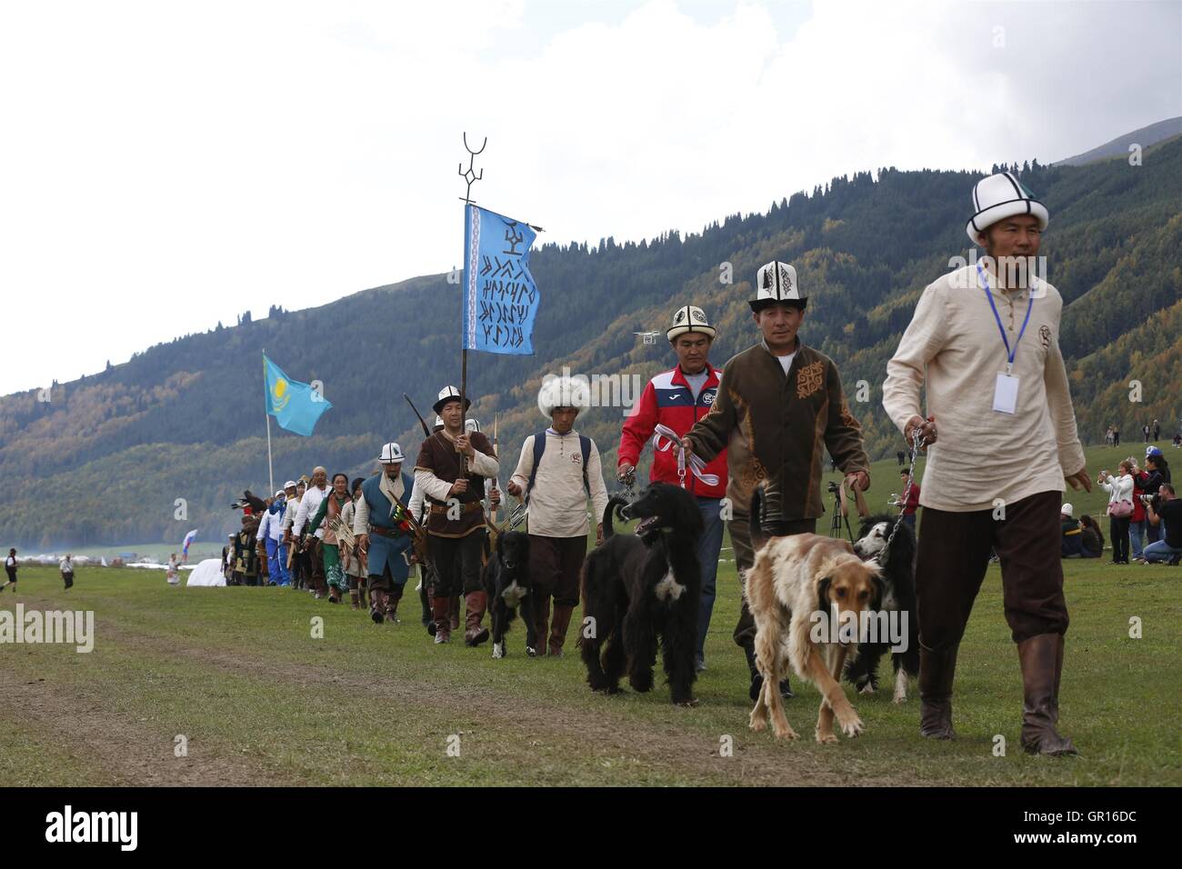 (160905)--CHOLPON-ATA, 5. September 2016 (Xinhua)--Konkurrenten für die traditionelle Jagd geben Sie das Feld am dritten Tag der zweiten Weltkrieg Nomad Spiele in Cholpon-Ata, Kirgisistan, am 5. September 2016. Die zweite Nomad Weltspiele, beginnend am 3. Sept. bis zu 8 wird von rund 500 Athleten in 26 Sportarten besucht werden. (Xinhua/römische Gainanov) Stockfoto