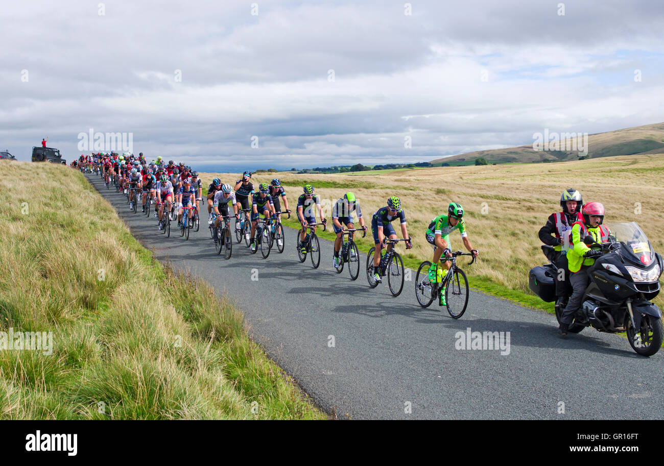 Caldbeck Fells, Cumbria, UK. 5. September 2016. Cumbria, Stufe 2, Tour of Britain 09.05.16. Auf offenen Moorlandschaften auf die Caldbeck Fells kommt vor dem Hauptfeld über die Braue des Hügels vor Beginn der Abfahrt in Uldale. Bildnachweis: Julie Fryer/Alamy Live-Nachrichten Stockfoto