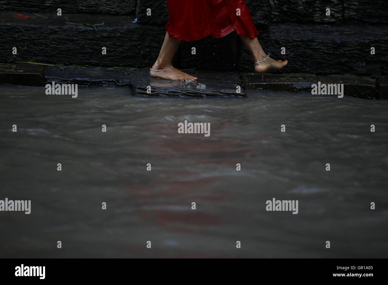 Kathmandu, Nepal. 6. Sep, 2016. Füße einer nepalesischen Hindu Frau sind abgebildet, wie sie zurück nach einem rituellen Bad am Ufer des Bagmati Fluß innen Pashupathinath Tempel Prämisse, ein UNESCO-Weltkulturerbe in Kathmandu, Nepal am Dienstag, 6. September, 16. Rishi Panchami wird beobachtet, um Ende des dreitägigen Teej Festival zu markieren, wenn Frauen Sapta Rishi (sieben heiligen anbeten) am letzten Tag der Unreinheit für das ganze Jahr abwaschen. Bildnachweis: Skanda Gautam/ZUMA Draht/Alamy Live-Nachrichten Stockfoto