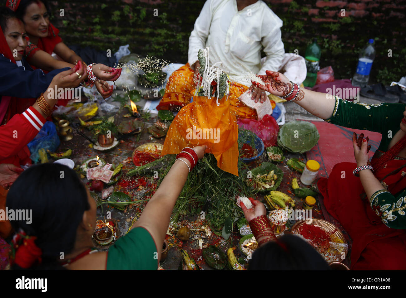 Kathmandu, Nepal. 6. Sep, 2016. Nepalesische Hindu-Frauen Gebete, man selbst im Fluss Bagmati im Inneren Pashupathinath Tempel Prämisse, ein UNESCO-Weltkulturerbe in Kathmandu, Nepal am Dienstag, 6. September, 16 zu reinigen. Rishi Panchami wird beobachtet, um Ende des dreitägigen Teej Festival zu markieren, wenn Frauen Sapta Rishi (sieben heiligen anbeten) am letzten Tag der Unreinheit für das ganze Jahr abwaschen. Bildnachweis: Skanda Gautam/ZUMA Draht/Alamy Live-Nachrichten Stockfoto