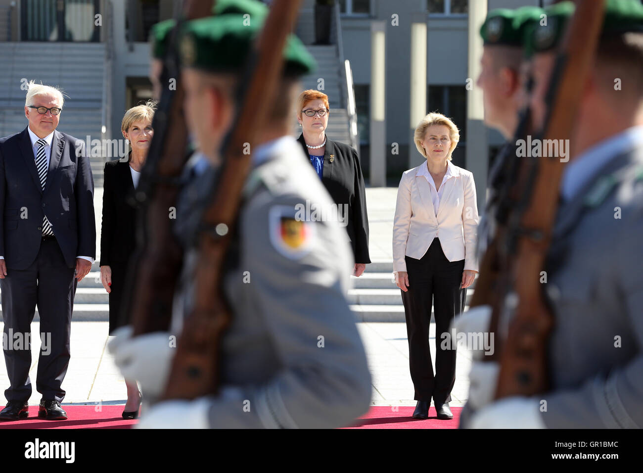 Berlin, Deutschland. 06. Sep, 2016. Deutsche Innenminister von Außenminister Frank-Walter Steinmeier und German Defence Minister Ursula von der Leyen (R) erhalten ihre australischen Kollegen, australischer Außenminister Julie Bishop und australische Verteidigung-Minister Marise Payne (2.f.R) mit militärischen Ehren in Berlin, Deutschland, 6. September 2016. Die Politiker nehmen Teil an der ersten deutsch-australischen 2 2 spricht. Foto: WOLFGANG KUMM/Dpa/Alamy Live News Stockfoto