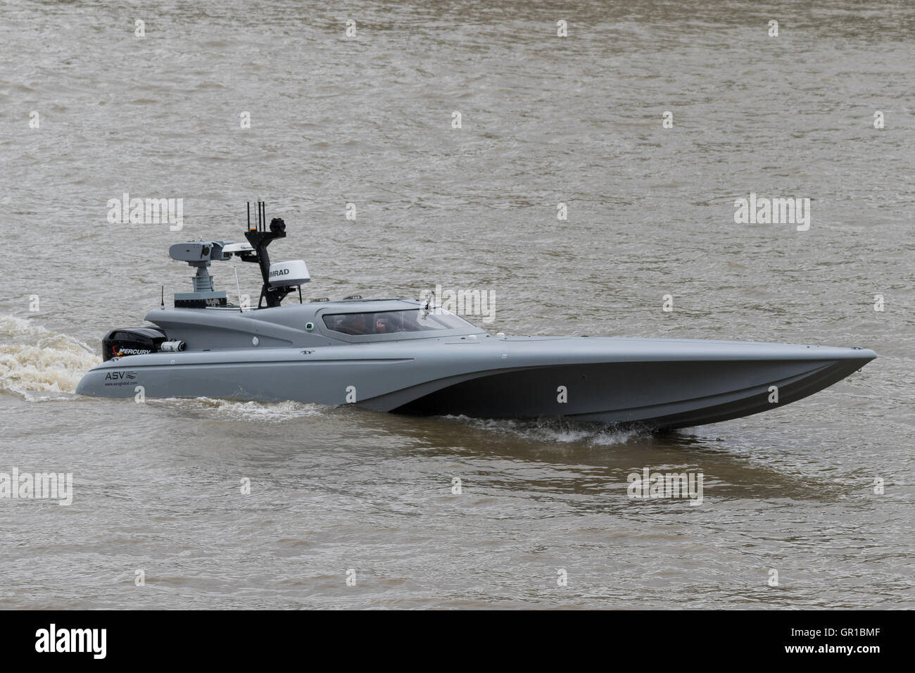 London, UK. 5. September 2016. Die Maritime Autonomie Oberfläche Testbed (MAST), eine unbemannte Oberfläche Schiff (USV) eine spezielle Art von Militär Drohnen ist wird auf der Themse in der Nähe von Tower Bridge im Rahmen der Vorbereitungen für die Royal Navy "Unbemannte Krieger" Testprogramm im Herbst dieses Jahres getestet. Die Drohne Boot, bekannt als Blade Runner wurde begleitet von HMS Archer. Bildnachweis: Vickie Flores/Alamy Live-Nachrichten Stockfoto