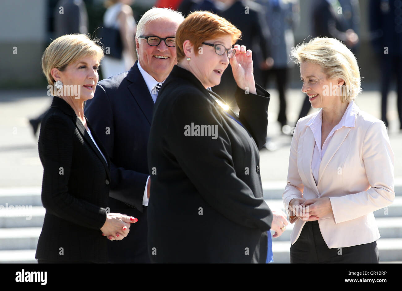 Berlin, Deutschland. 06. Sep, 2016. Deutsche Innenminister von Außenminister Frank-Walter Steinmeier und German Defence Minister Ursula von der Leyen (R) erhalten ihre australischen Kollegen, australischer Außenminister Julie Bishop und australische Verteidigung-Minister Marise Payne (2.f.R) mit militärischen Ehren in Berlin, Deutschland, 6. September 2016. Die Politiker nehmen Teil an der ersten deutsch-australischen 2 2 spricht. Foto: WOLFGANG KUMM/Dpa/Alamy Live News Stockfoto