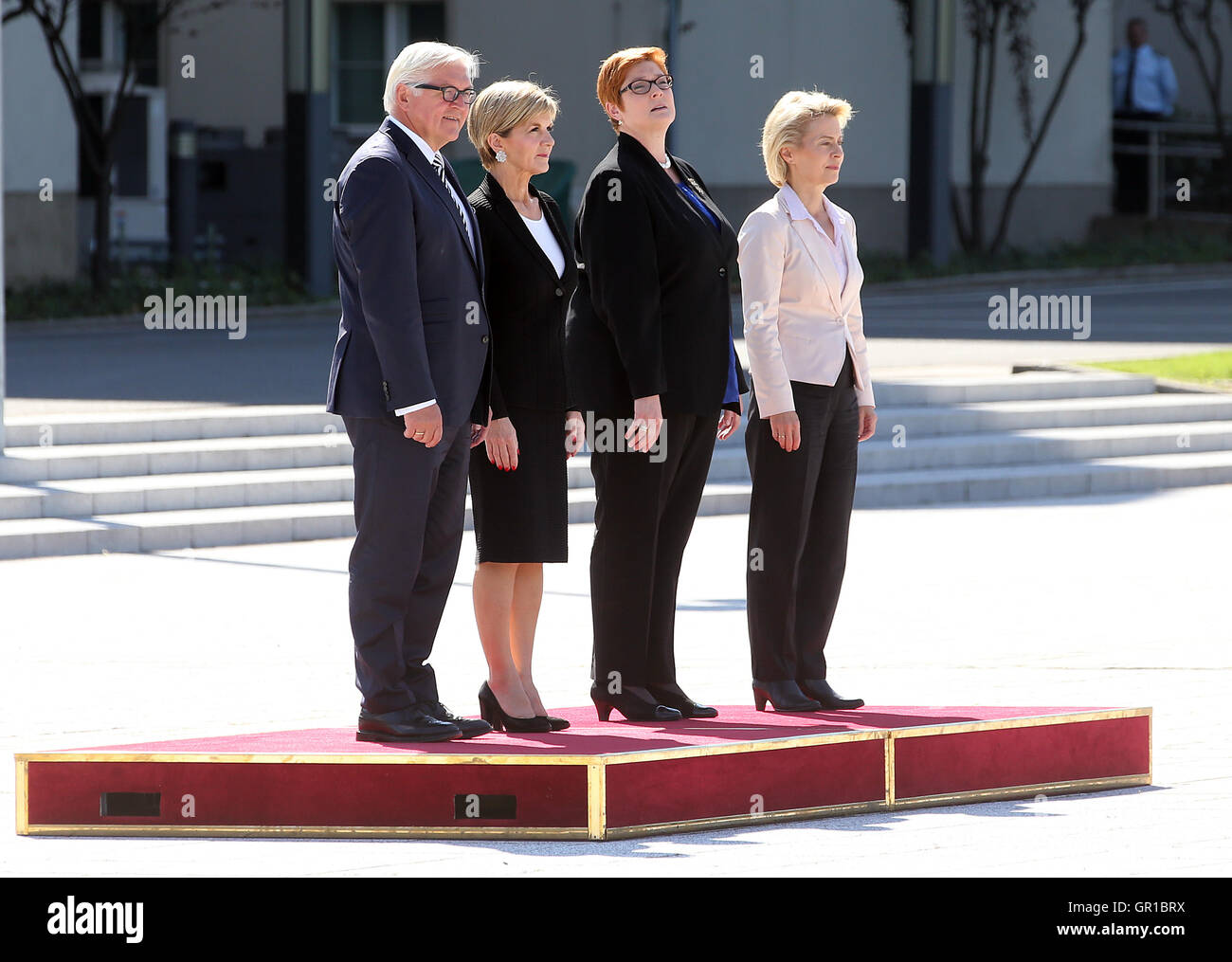Berlin, Deutschland. 06. Sep, 2016. Deutsche Innenminister von Außenminister Frank-Walter Steinmeier und German Defence Minister Ursula von der Leyen (R) erhalten ihre australischen Kollegen, australischer Außenminister Julie Bishop und australische Verteidigung-Minister Marise Payne (2.f.R) mit militärischen Ehren in Berlin, Deutschland, 6. September 2016. Die Politiker nehmen Teil an der ersten deutsch-australischen 2 2 spricht. Foto: WOLFGANG KUMM/Dpa/Alamy Live News Stockfoto