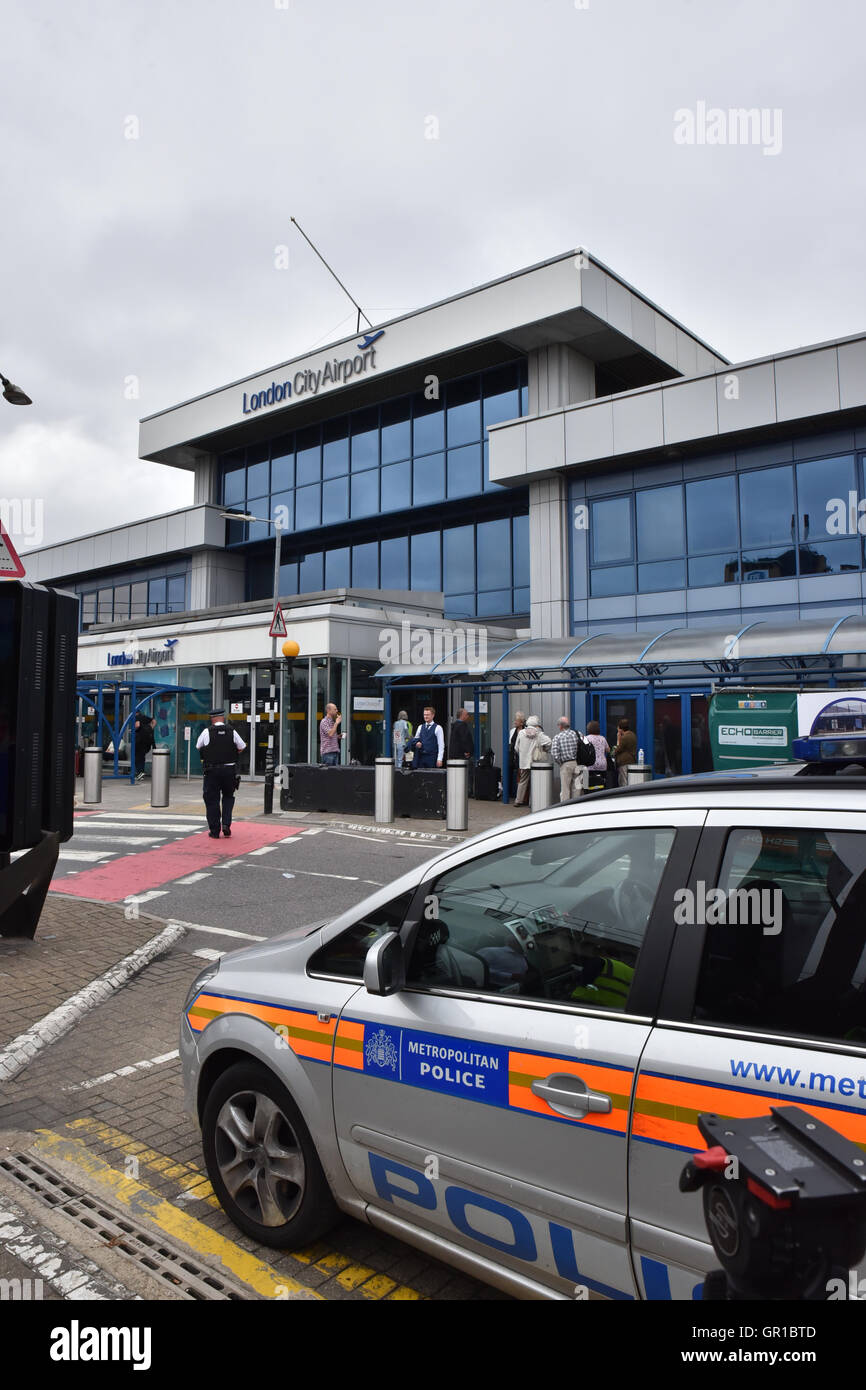 London City Airport, London, UK. 6. September 2016. Demonstranten aus schwarz lebt Materie Protest zu inszenieren und schließen London City Airport für eine Anzahl von Stunden bevor er entfernt und verhaftet. Bildnachweis: Matthew Chattle/Alamy Live-Nachrichten Stockfoto