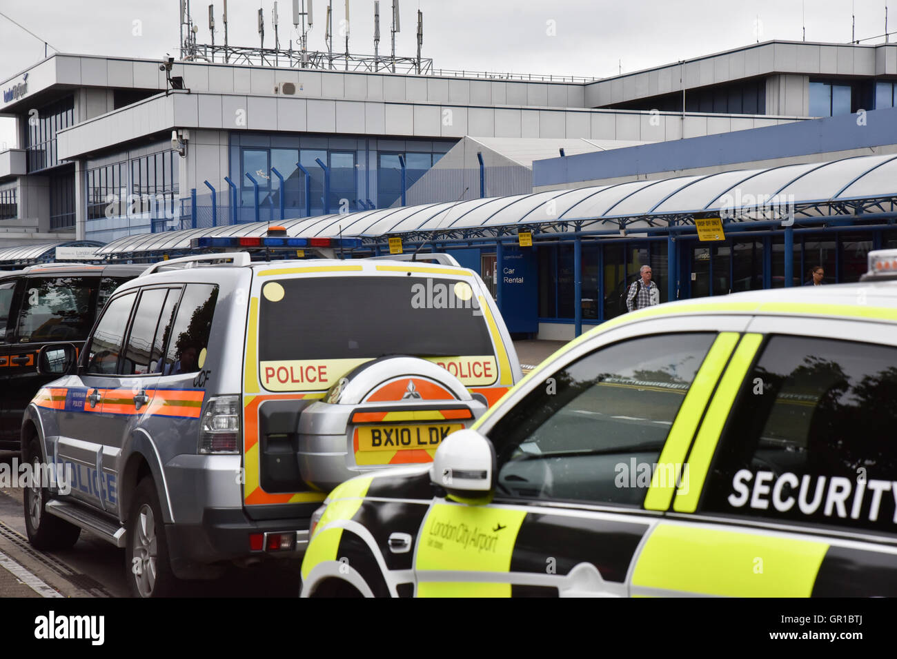 London City Airport, London, UK. 6. September 2016. Demonstranten aus schwarz lebt Materie Protest zu inszenieren und schließen London City Airport für eine Anzahl von Stunden bevor er entfernt und verhaftet. Bildnachweis: Matthew Chattle/Alamy Live-Nachrichten Stockfoto