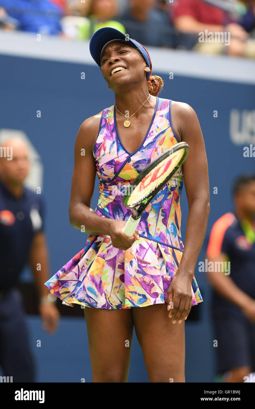 Flushing, New York, USA. 5. September, reagiert 2016.Venus Williams während des Spiels mit Yaroslava Shvedova im Arthur Ashe Stadium im USTA Billie Jean King National Tennis Center am 5. September 2016 in Flushing Queens. Bildnachweis: MediaPunch Inc/Alamy Live-Nachrichten Stockfoto