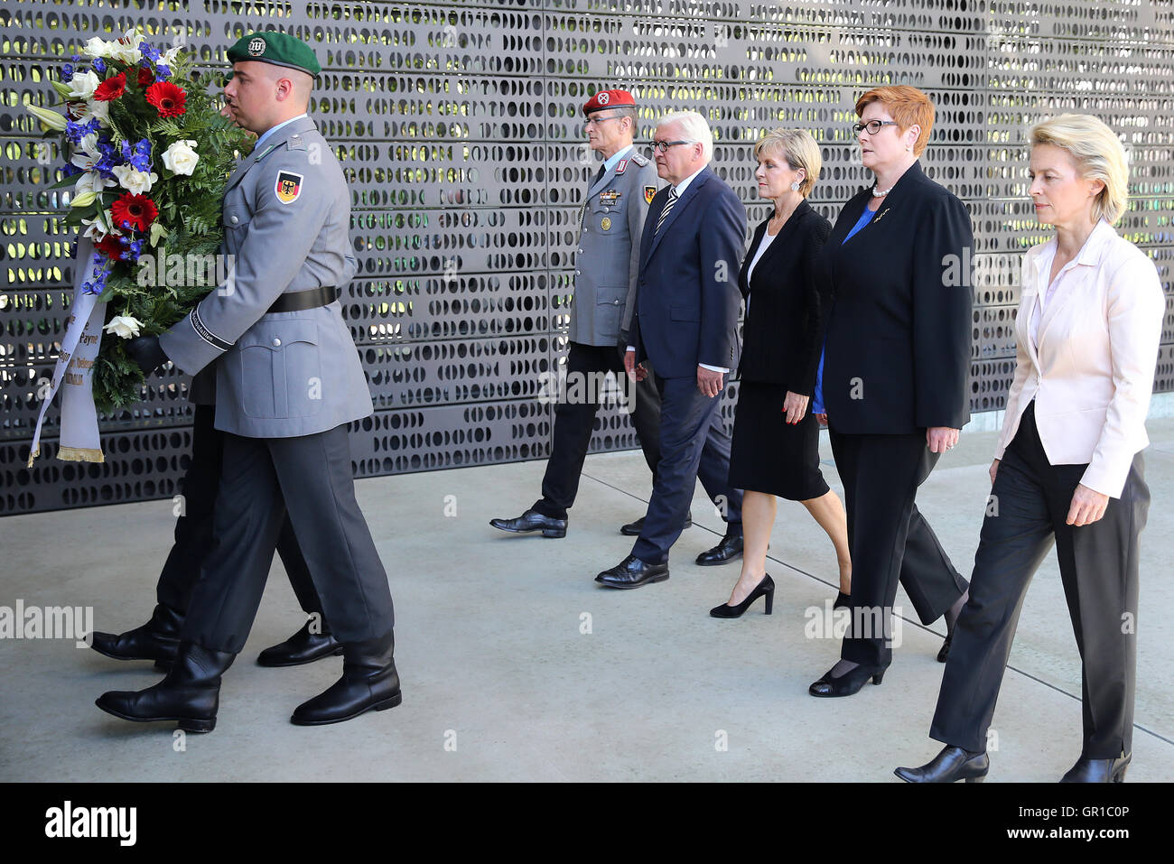 Berlin, Deutschland. 06. Sep, 2016. Deutsche Innenminister von Außenminister Frank-Walter Steinmeier (2.v.l) und German Defence Minister Ursula von der Leyen (R) lag ein Winden mit ihren australischen Kollegen, australischer Außenminister Julie Bishop und australische Verteidigung-Minister Marise Payne (2.f.R), am zentralen Denkmal der Bundeswehr in Berlin, Deutschland, 6. September 2016. Die Politiker nehmen Teil an der ersten deutsch-australischen 2 2 spricht. Foto: WOLFGANG KUMM/Dpa/Alamy Live News Stockfoto