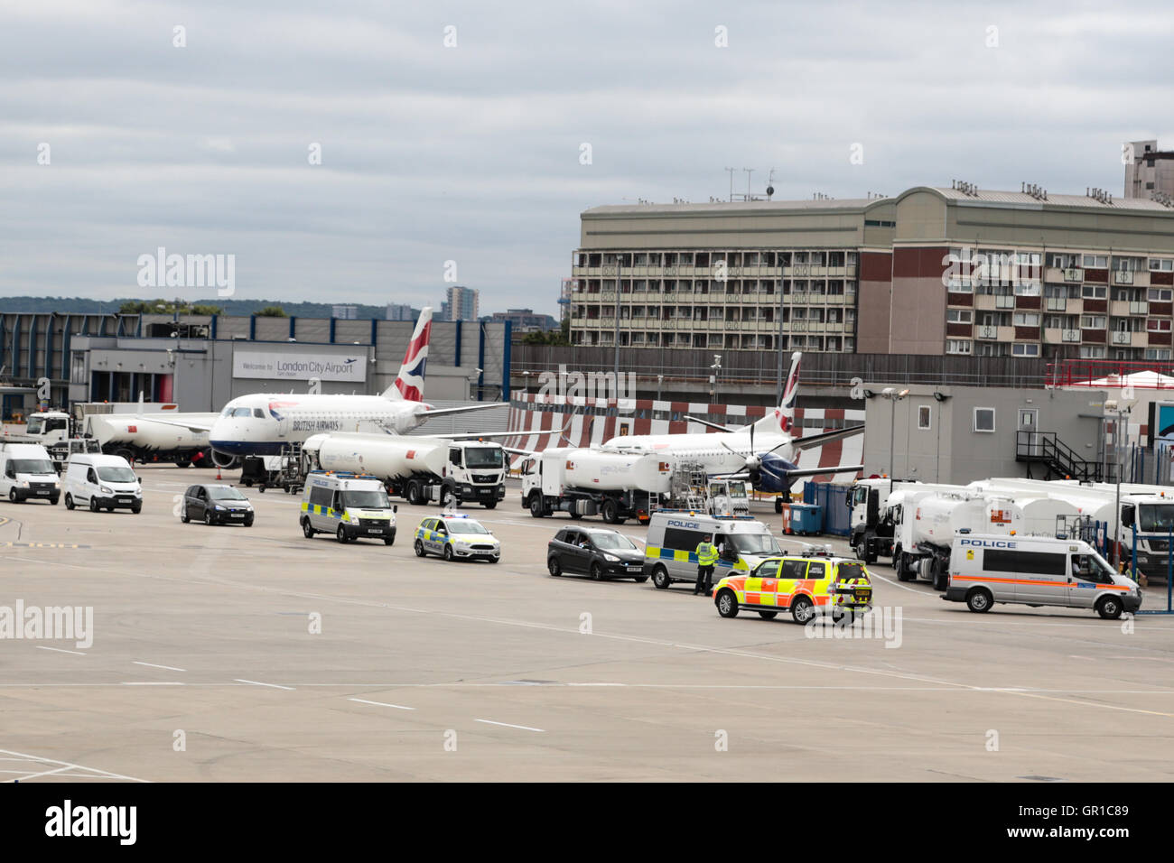 London City Airport, London, UK. 6. Sep, 2016. Dutzende Flüge mussten umgeleitet werden oder abgebrochen, nachdem schwarz lebt Angelegenheit Demonstranten die Start-und Landebahn am Flughafen stürmten. Bildnachweis: Thabo Jaiyesimi/Alamy Live-Nachrichten Stockfoto