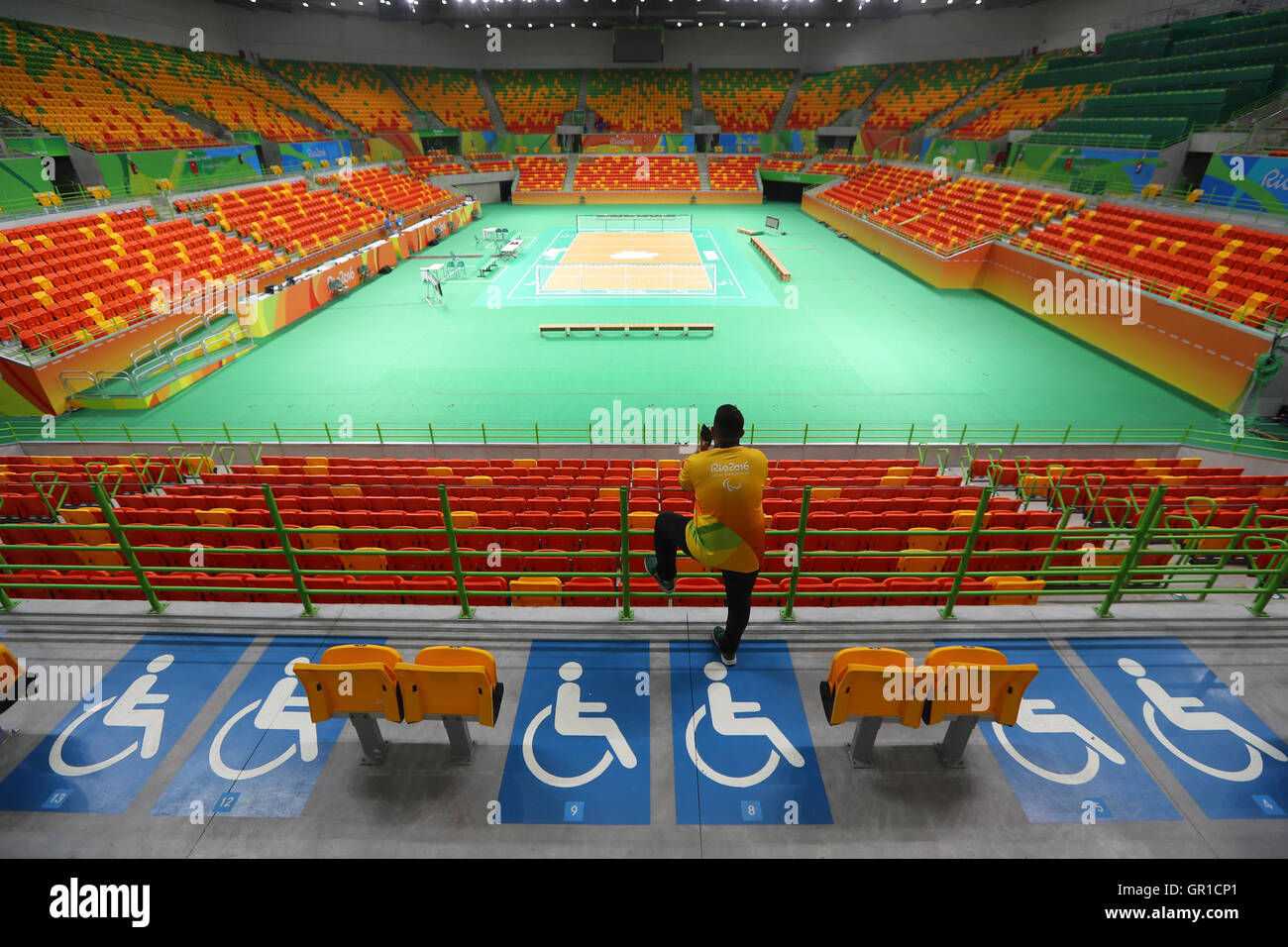 Rio De Janeiro, Brasilien. 06. Sep, 2016. Ein Volonteer inspiziert die Goalball-Arena neben Zuschauer Räume für Menschen mit Behinderungen in Rio De Janeiro, Brasilien, 6. September 2016. Die Paralympischen Spiele 2016 in Rio wird in vom 7. September bis 18. September 2016 stattfinden. Foto: Kay Nietfeld/Dpa/Alamy Live News Stockfoto