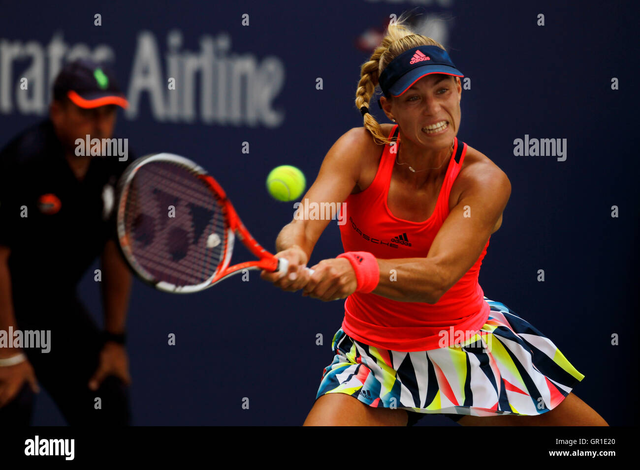 New York, USA. 6. September 2016. Nummer 2 Samen, Angelique Kerber Deutschlands während ihr Viertelfinale Spiel gegen Nummer 7 Samen, Roberta Vinci Italiens an die Vereinigten Staaten Open Tennis Championships in Flushing Meadows, New York am Dienstag, den 6. September. Bildnachweis: Adam Stoltman/Alamy Live-Nachrichten Stockfoto