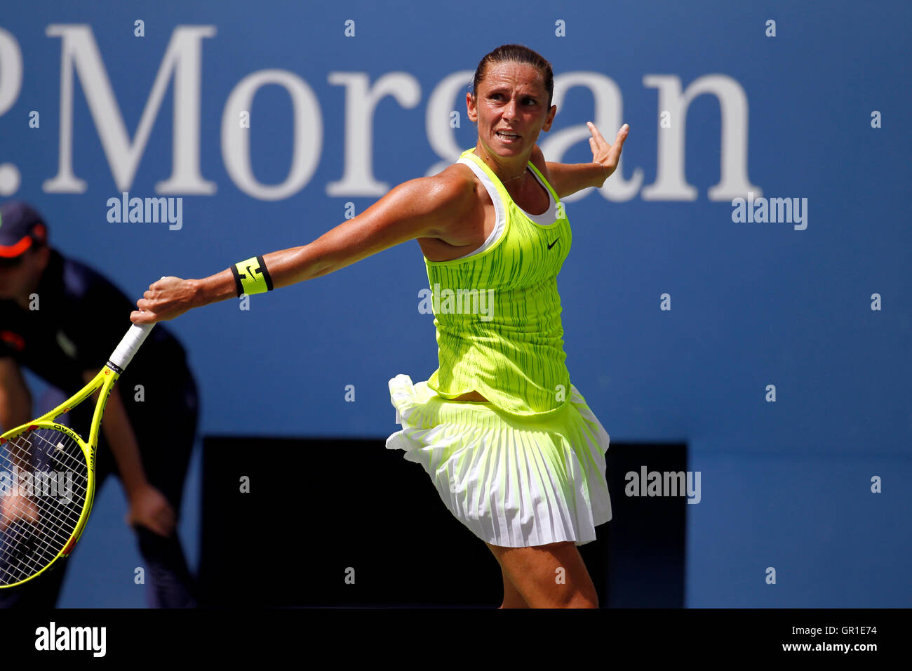 New York, USA. 6. September 2016. Nummer 7 Samen, Roberta Vinci Italiens während ihr Viertelfinale match gegen die Nummer 2 gesetzte, Angelique Kerber Deutschlands an die Vereinigten Staaten Open Tennis Championships in Flushing Meadows, New York am Dienstag, 6. September.   Kerber gewann das Spiel mit 7: 5, 6-0 Credit: Adam Stoltman/Alamy Live News Stockfoto