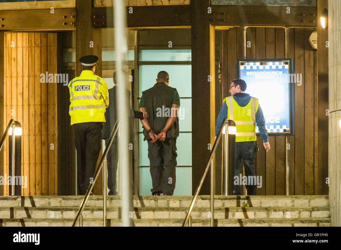 West Bay, Dorset, UK-hit 6. September 2016 - David Tennant und Sir Lenny Henry Dreharbeiten Verhaftung Szene auf der Treppe von der Polizei in der Nacht für Serie 3 der ITV-Serie Broadchurch.  Ed Burnett, der Charakter gespielt von Sir Lenny Henry sieht in Gewahrsam in Handschellen von DI Alec Hardy gespielt von David Tennant, nachdem er eines der Zeichen zeigt Jim Atwood angegriffen genommen werden.  Bild: Graham Hunt/Alamy Live-Nachrichten Stockfoto