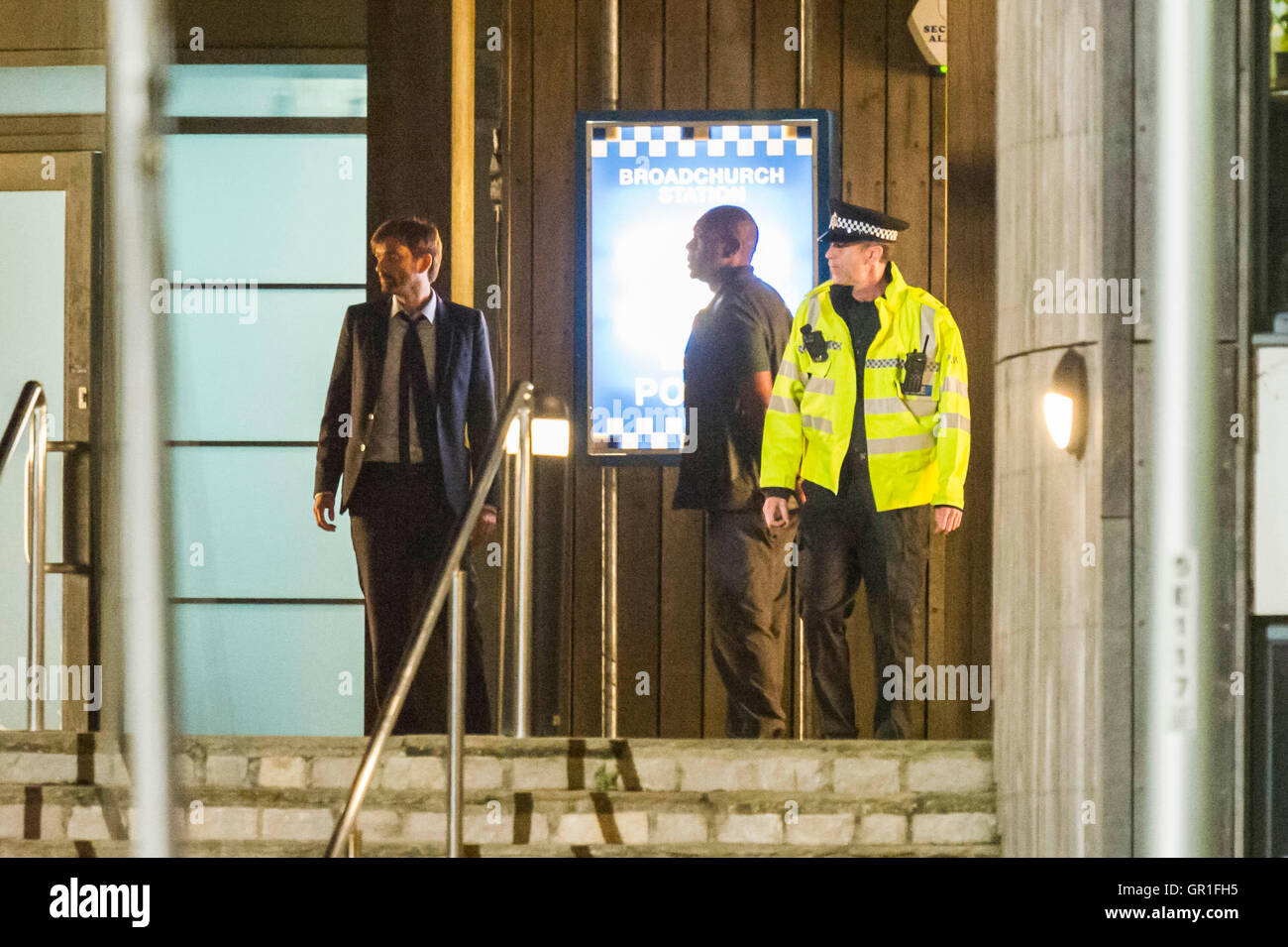 West Bay, Dorset, UK-hit 6. September 2016 - David Tennant und Sir Lenny Henry Dreharbeiten Verhaftung Szene auf der Treppe von der Polizei in der Nacht für Serie 3 der ITV-Serie Broadchurch.  Ed Burnett, der Charakter gespielt von Sir Lenny Henry sieht in Gewahrsam in Handschellen von DI Alec Hardy gespielt von David Tennant, nachdem er eines der Zeichen zeigt Jim Atwood angegriffen genommen werden.  Bild: Graham Hunt/Alamy Live-Nachrichten Stockfoto