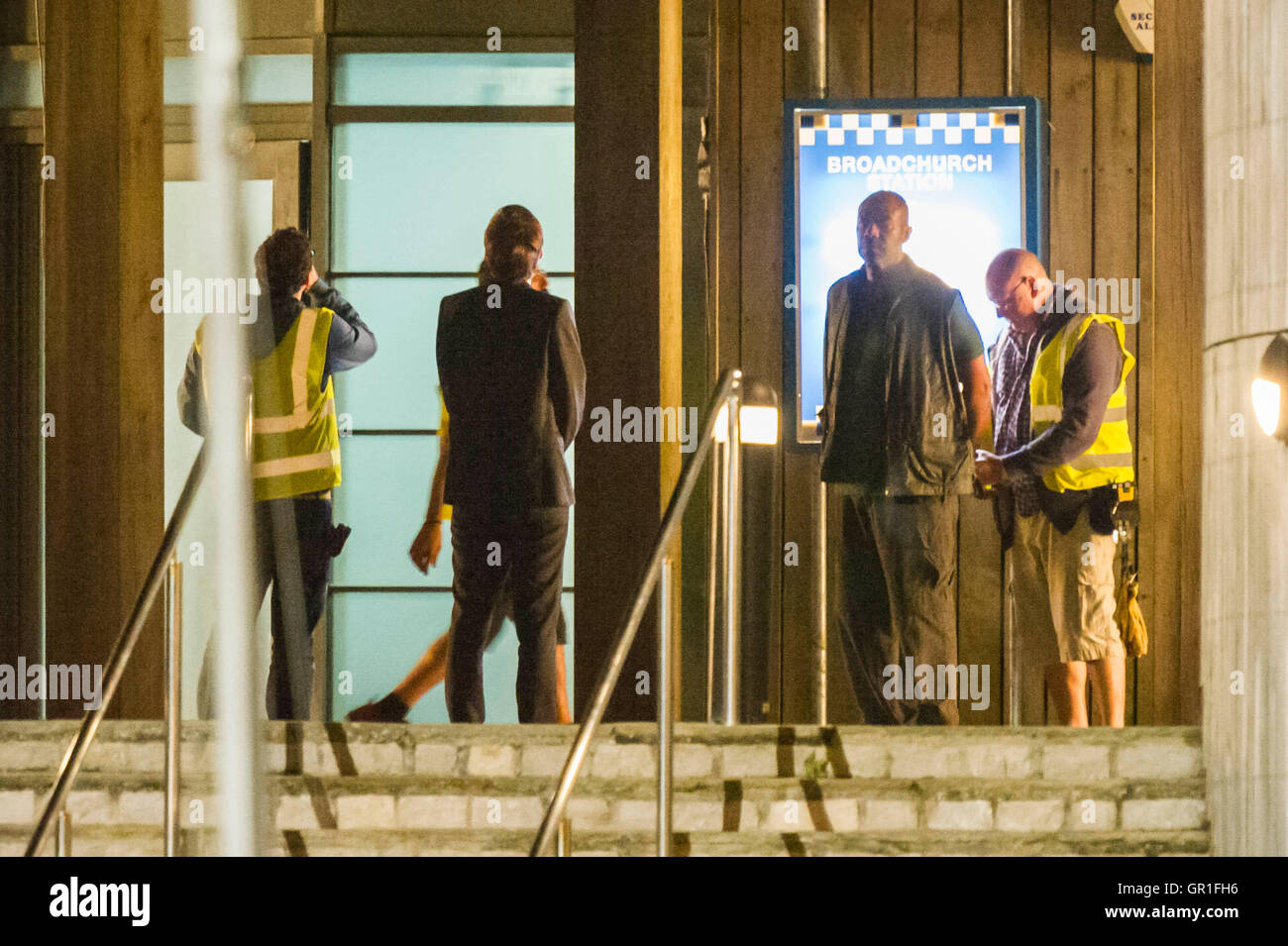 West Bay, Dorset, UK-hit 6. September 2016 - David Tennant und Sir Lenny Henry Dreharbeiten Verhaftung Szene auf der Treppe von der Polizei in der Nacht für Serie 3 der ITV-Serie Broadchurch.  Ed Burnett, der Charakter gespielt von Sir Lenny Henry sieht in Gewahrsam in Handschellen von DI Alec Hardy gespielt von David Tennant, nachdem er eines der Zeichen zeigt Jim Atwood angegriffen genommen werden.  Bild: Graham Hunt/Alamy Live-Nachrichten Stockfoto