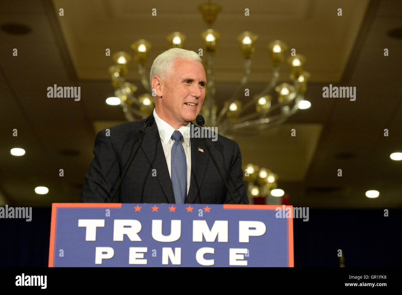 Chesterfield, MO, USA – 6. September 2016: Republikanische Vize-Präsidentschaftskandidatin spricht Indiana Gouverneur Mike Pence Anhängern zu einer Kundgebung in Chesterfield, Missouri. Bildnachweis: Gino's Premium Bilder/Alamy Live-Nachrichten Stockfoto