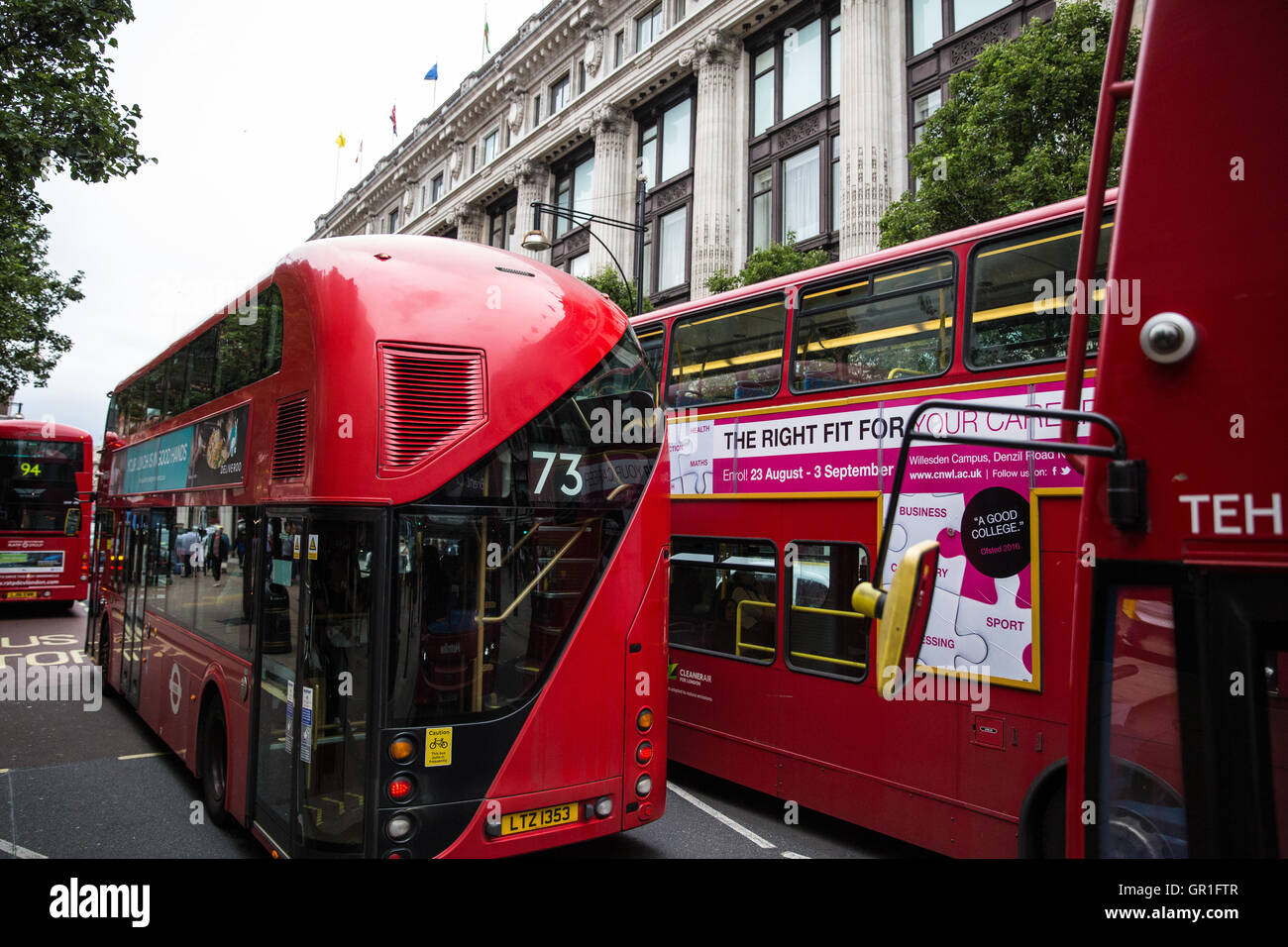 London, UK. 6. September 2016. Doppeldecker-Busse in der Oxford Street. Die London Assembly Verkehrsausschuss hat empfohlen, Transport for London sofort reduzieren die Anzahl der Busse auf der Oxford Street ohne Staus an anderer Stelle als ein Schritt zur Verwirklichung des Bürgermeisters Vision der pedestrianising der Straße zu erhöhen. Bildnachweis: Mark Kerrison/Alamy Live-Nachrichten Stockfoto