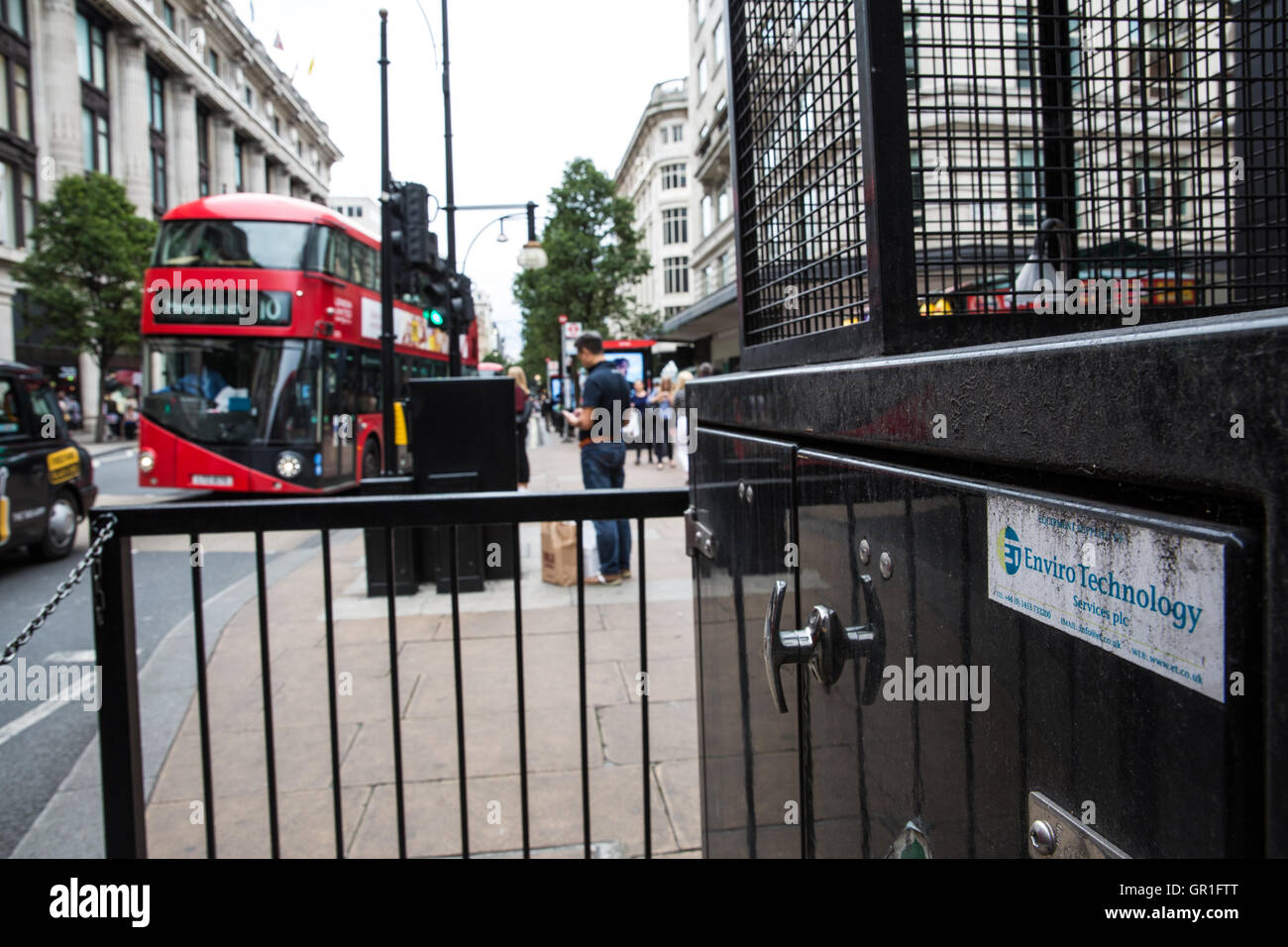 London, UK. 6. September 2016. Ein Doppeldecker-Bus geht über einen Luft-Qualität-Monitor in der Oxford Street. Die London Assembly Verkehrsausschuss hat empfohlen, Transport for London sofort reduzieren die Anzahl der Busse auf der Oxford Street ohne Staus an anderer Stelle als ein Schritt zur Verwirklichung des Bürgermeisters Vision der pedestrianising der Straße zu erhöhen. Bildnachweis: Mark Kerrison/Alamy Live-Nachrichten Stockfoto