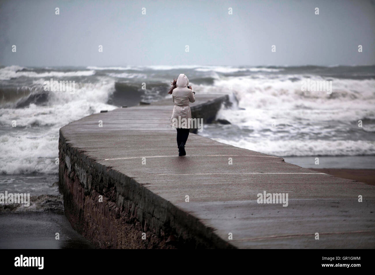 Mar Del Plata, Argentinien. 6. Sep, 2016. Eine Frau fotografiert starke Wellen in Mar Del Plata, Provinz Buenos Aires, Argentinien, auf 6. September 2016. Der nationale meteorologische Dienst (SMN) früh erteilt Dienstag eine Warnung für Sturm, der die östlichen und südlichen Teilen der Provinz Buenos Aires, mit einem Plus von Wind beeinträchtigen würde zwingen, 40km oder sogar 65km / h prognostiziert. © Diego Izquierdo/TELAM/Xinhua/Alamy Live-Nachrichten Stockfoto