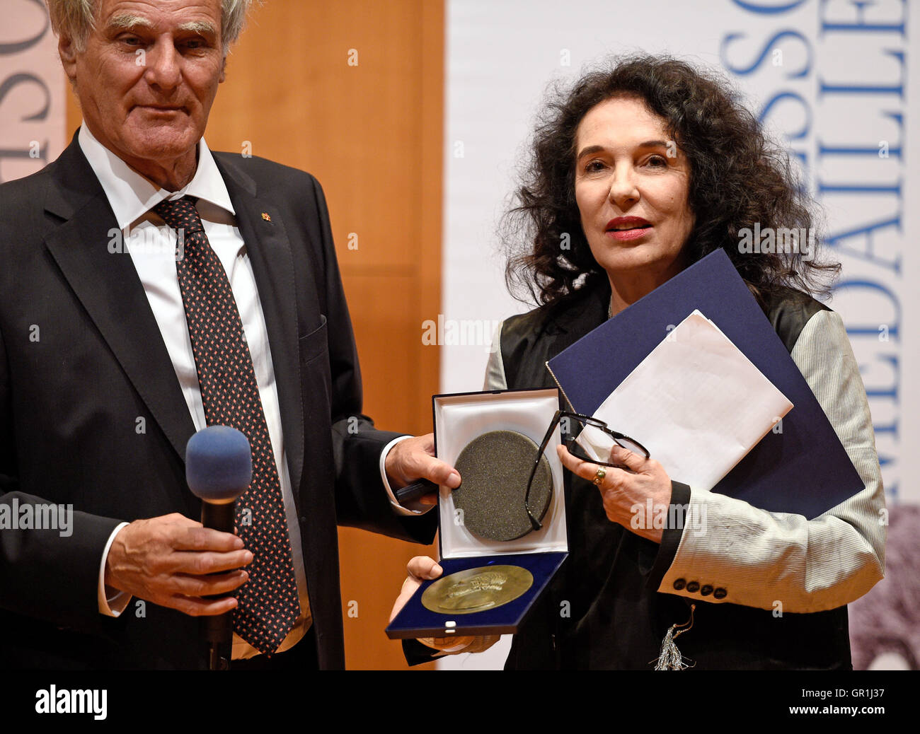 Ulla Unseld-Berkewicz, Vorsitzende des Aufsichtsrats der Suhrkamp, erhalten die Moses Mendelssohn Medaille von Julius Schoeps, Vorstandsvorsitzender der Moses Mendelssohn Stiftung in Berlin, Deutschland, 6. September 2016. Der Moses-Mendelssohn-Preis wird alle zwei Jahre für die "Unterstützung für die Toleranz der Menschen, die anders und zwischen den Völkern und Religionen zu denken" verliehen. Foto: RAINER JENSEN/dpa Stockfoto