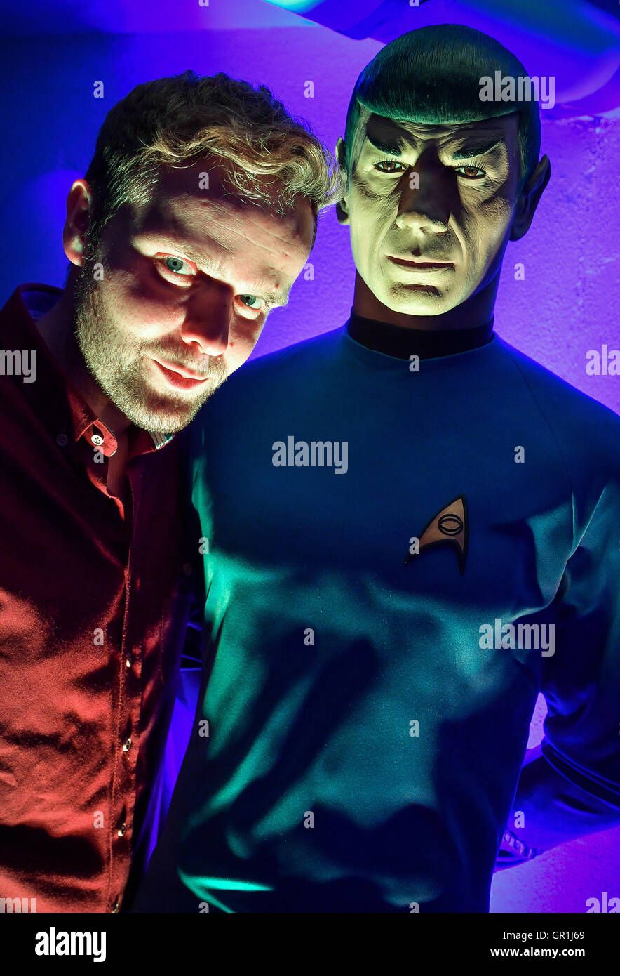 TV-Journalist und Synchronisation Schauspieler Benjamin Stoewe stehend, eine Statue von Leonard Nimoy als Mister Spock an seinen eigenen Stern nahe Museum Trek "Raumschiff Eberswalde" in Eberswalde, Deutschland, 6. September 2016. Die erste Episode der Science-Fiction-Serie Star Trek lief am 8. September 1966. Die vielleicht kleinste Star Trek-Museum in Eberweswalde 17,01 qm - inspiriert durch die Registrierungsnummer des Raumschiffs Enterprise, NCC-1701 entnehmen. Die Ausstellung besteht aus originalen Objekten aus der Serie, Kostüme, Masken und Modelle aus der Geschichte von Star Trek. 1701-Museum ist derzeit bei Stockfoto