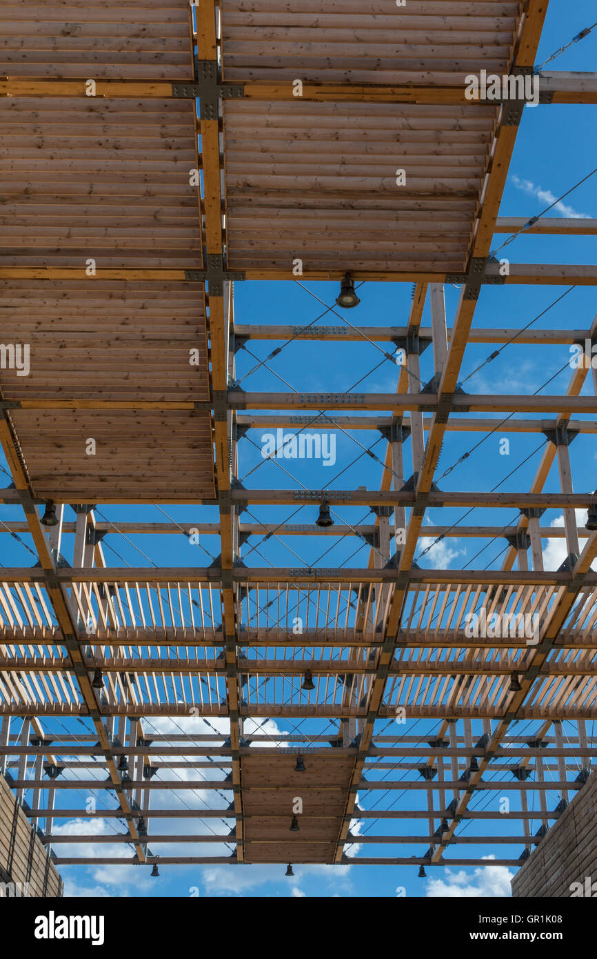 Hölzerne Deckenkonstruktion: Gebäude mit moderner Architektur und blauer Himmel im Hintergrund Stockfoto