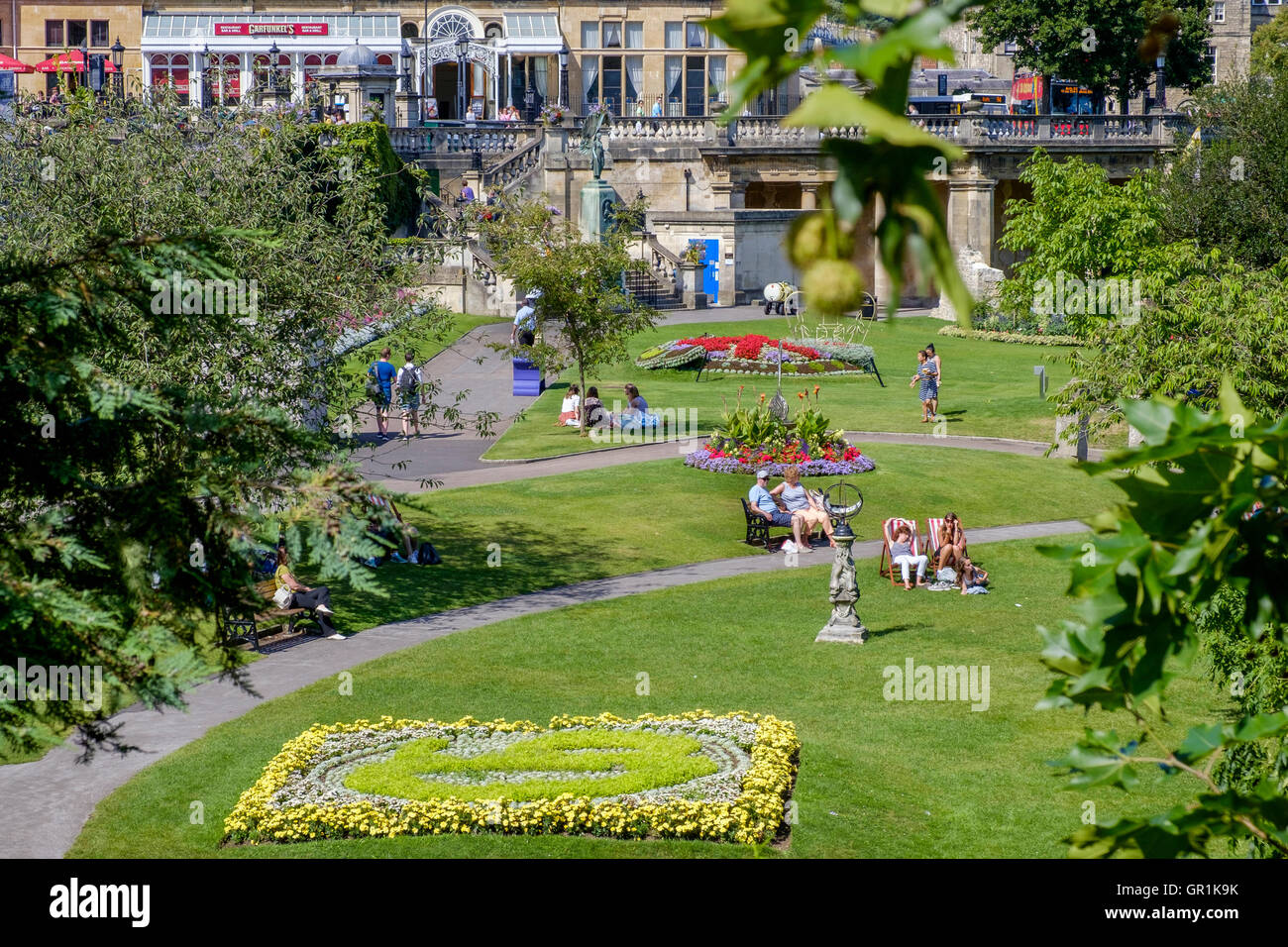 Bath, Somerset, England, Großbritannien. Menschen sind abgebildet in Dekchairs in Parade Gärten sitzen genießen das warme Wetter. Stockfoto